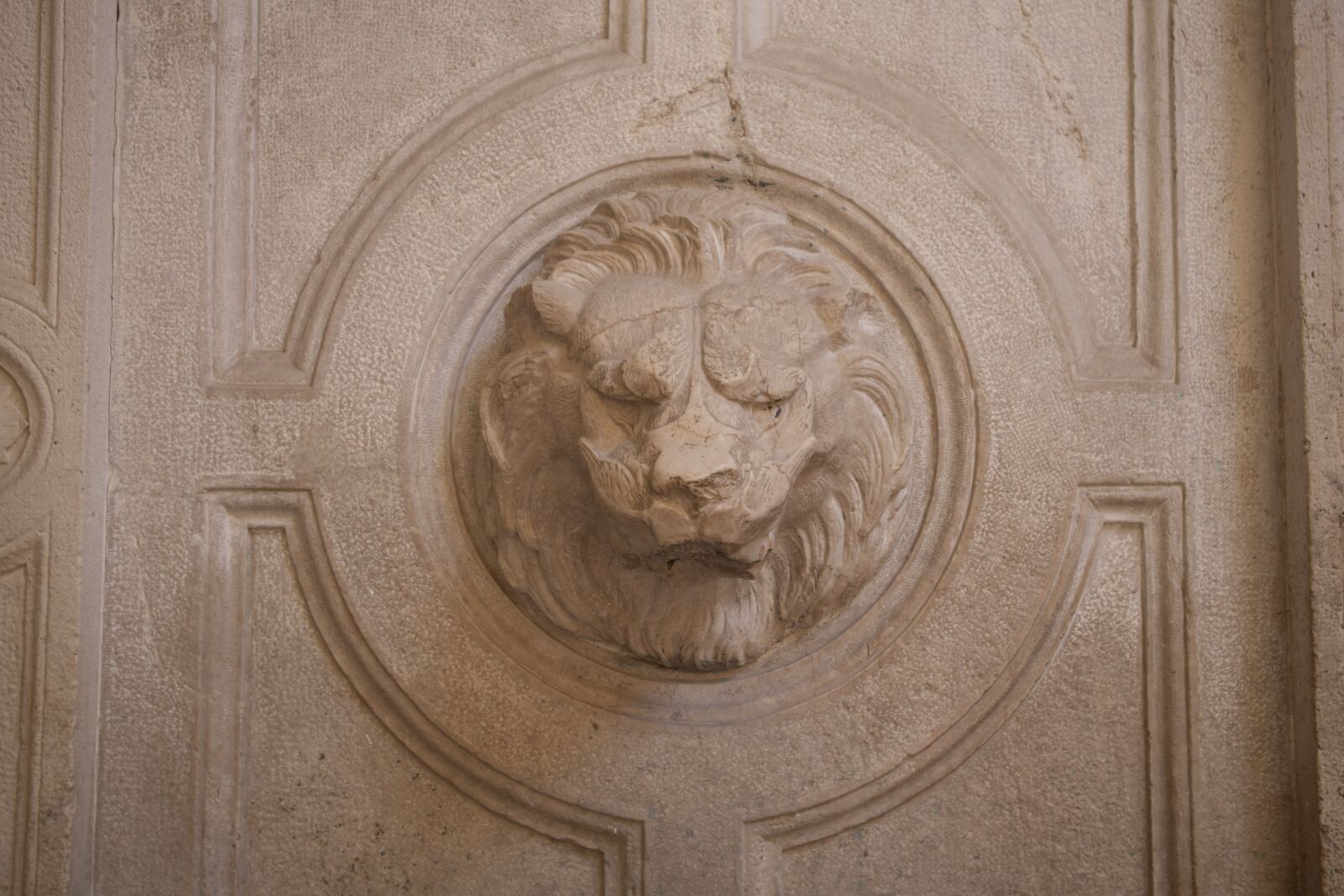 Canon EF-M 15-45mm F3.5-6.3 IS STM sample photo. Lion, lion sculpture, sculpture photography