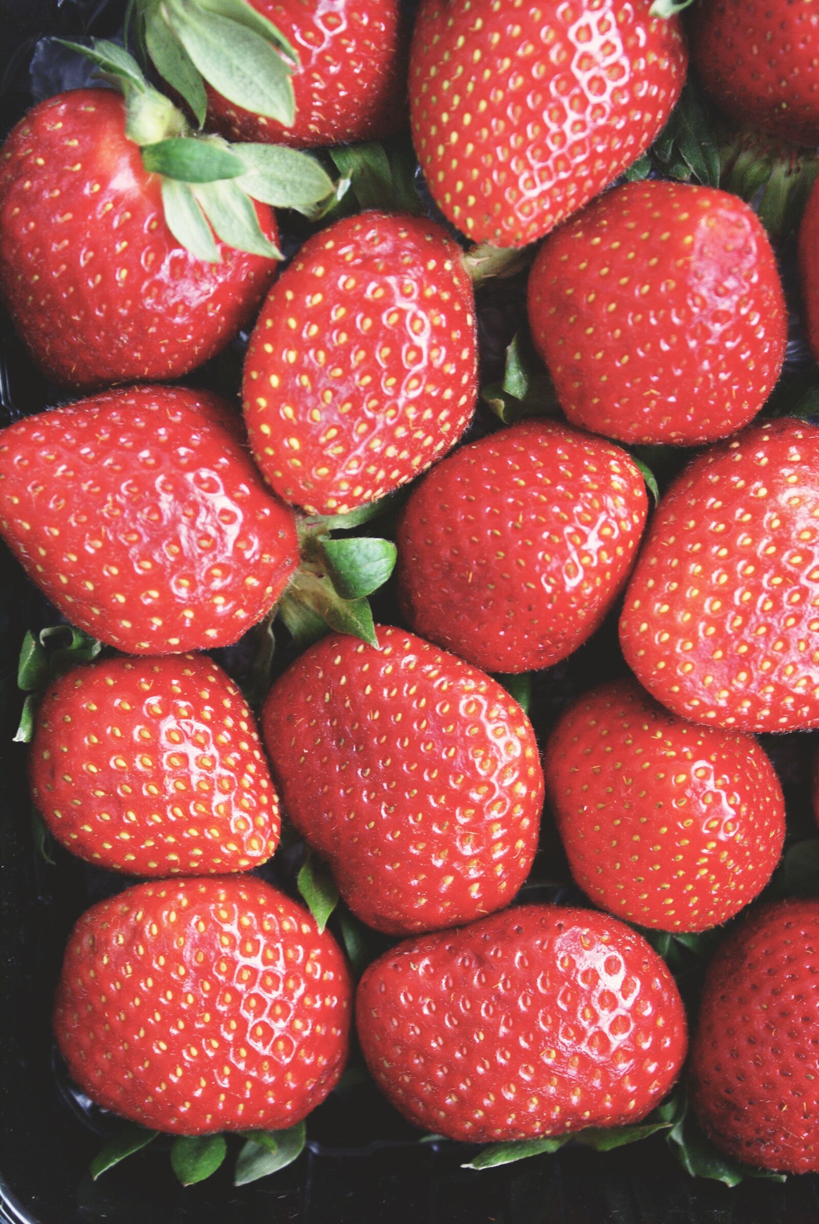 Sony Alpha DSLR-A100 sample photo. Moody look, strawberries, red photography