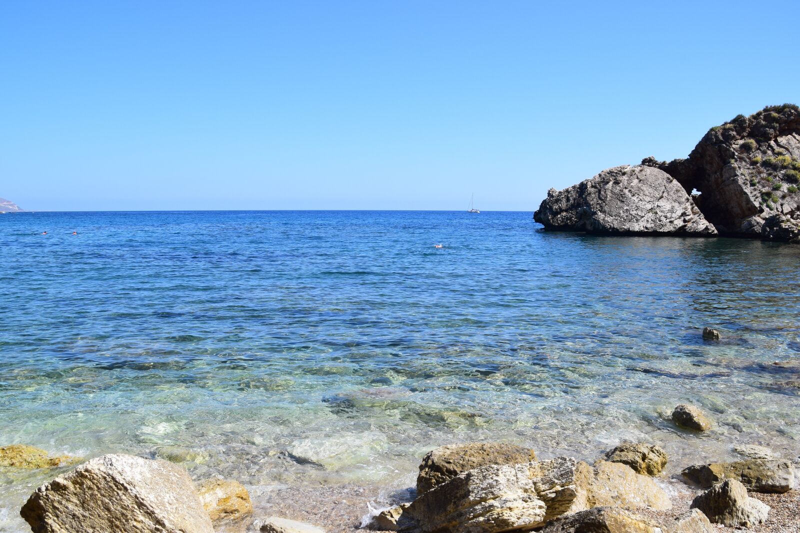 Tamron 18-200mm F3.5-6.3 Di II VC sample photo. Beach, stones, sea photography