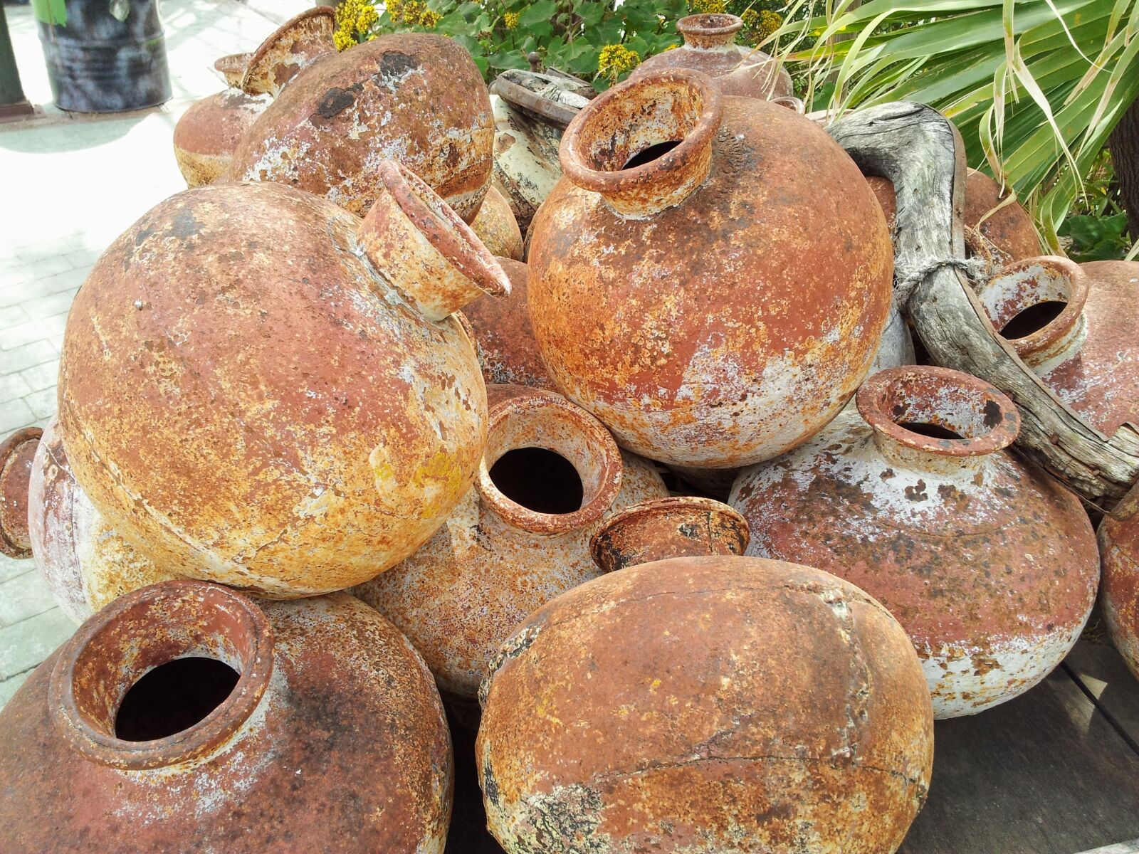 Samsung Galaxy S2 sample photo. Jugs, decor, rust photography