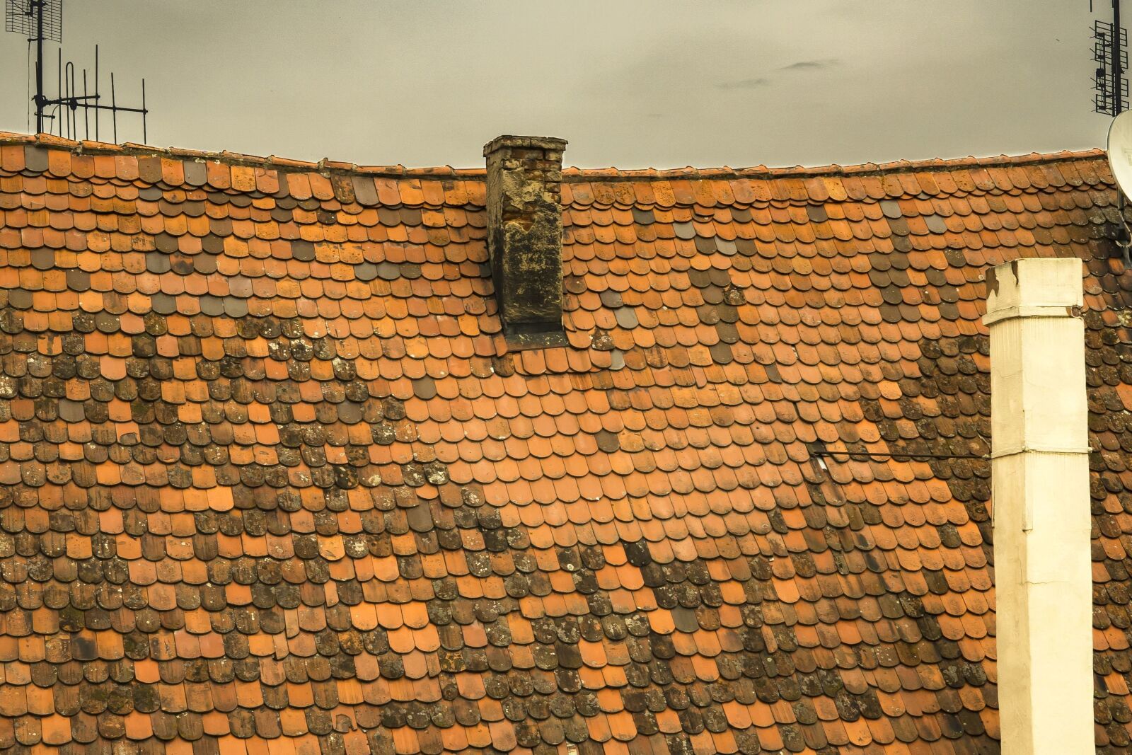 Sony a6300 + Sigma 30mm F2.8 EX DN sample photo. Roof, chimney, sky, roof photography