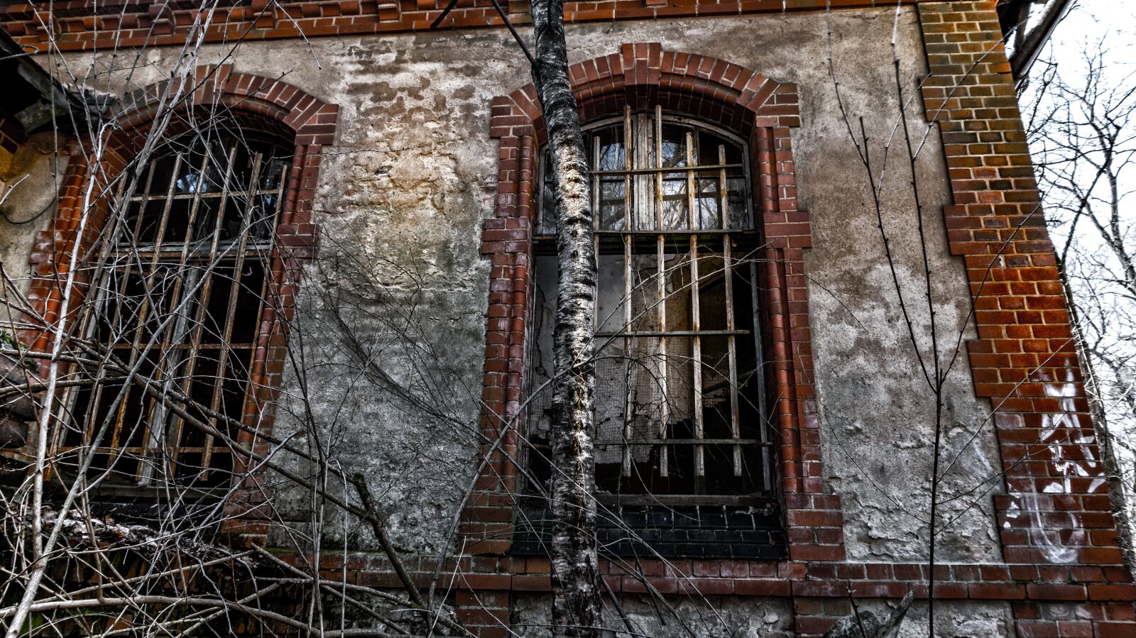 Sony Alpha a5000 (ILCE 5000) sample photo. Old, window, architecture photography