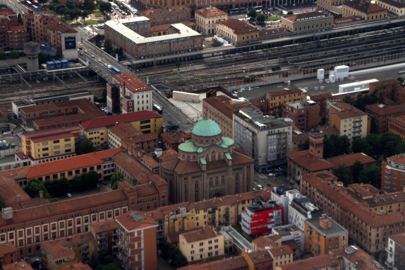 Canon EOS 700D (EOS Rebel T5i / EOS Kiss X7i) sample photo. City, buildings, plane photography