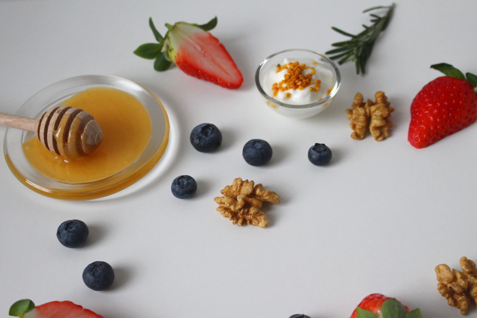 Canon EOS 700D (EOS Rebel T5i / EOS Kiss X7i) sample photo. Honey, strawberries, berries photography