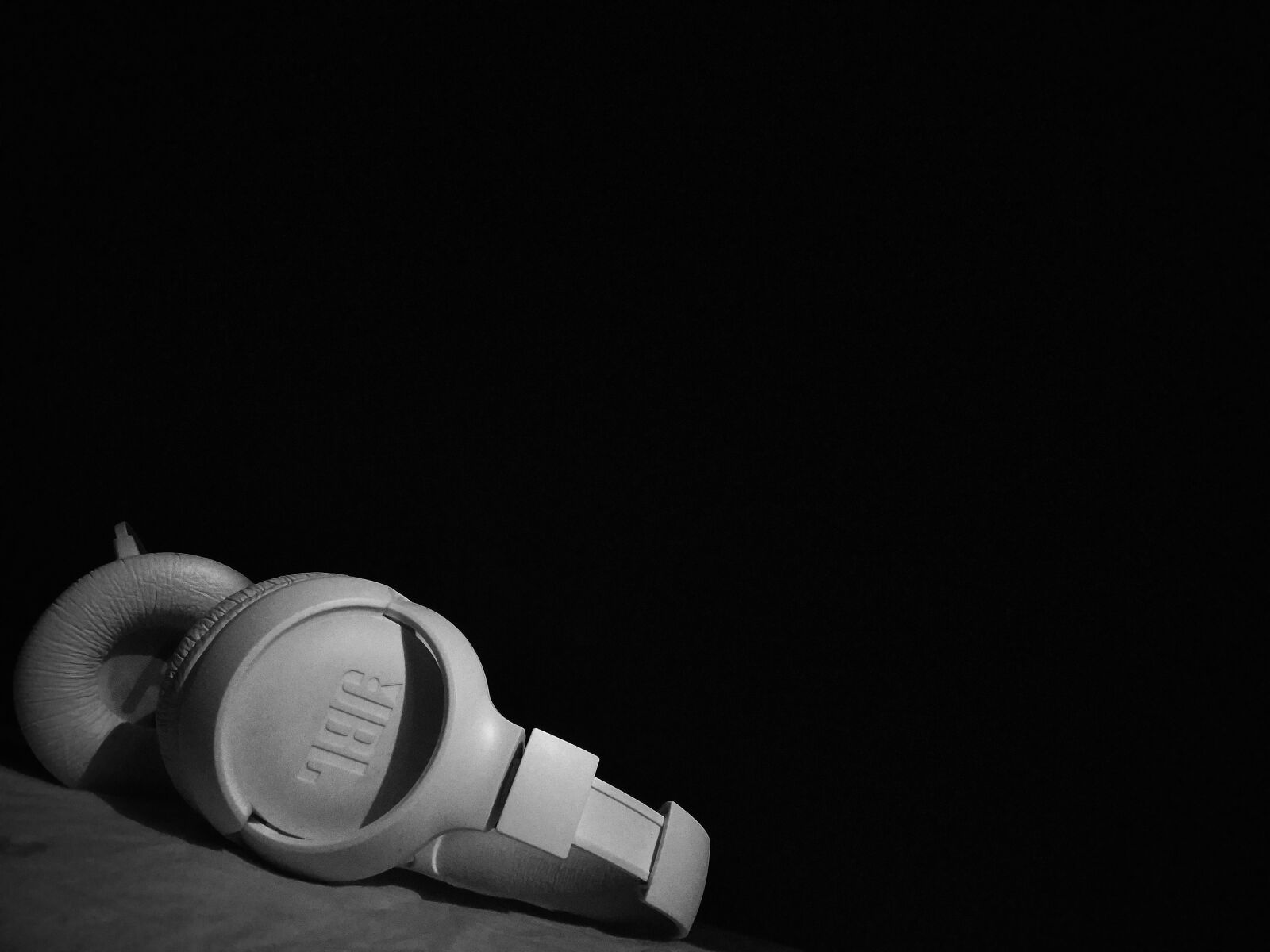 Xiaomi Redmi Note 7 sample photo. Jbl, headphones, dark background photography