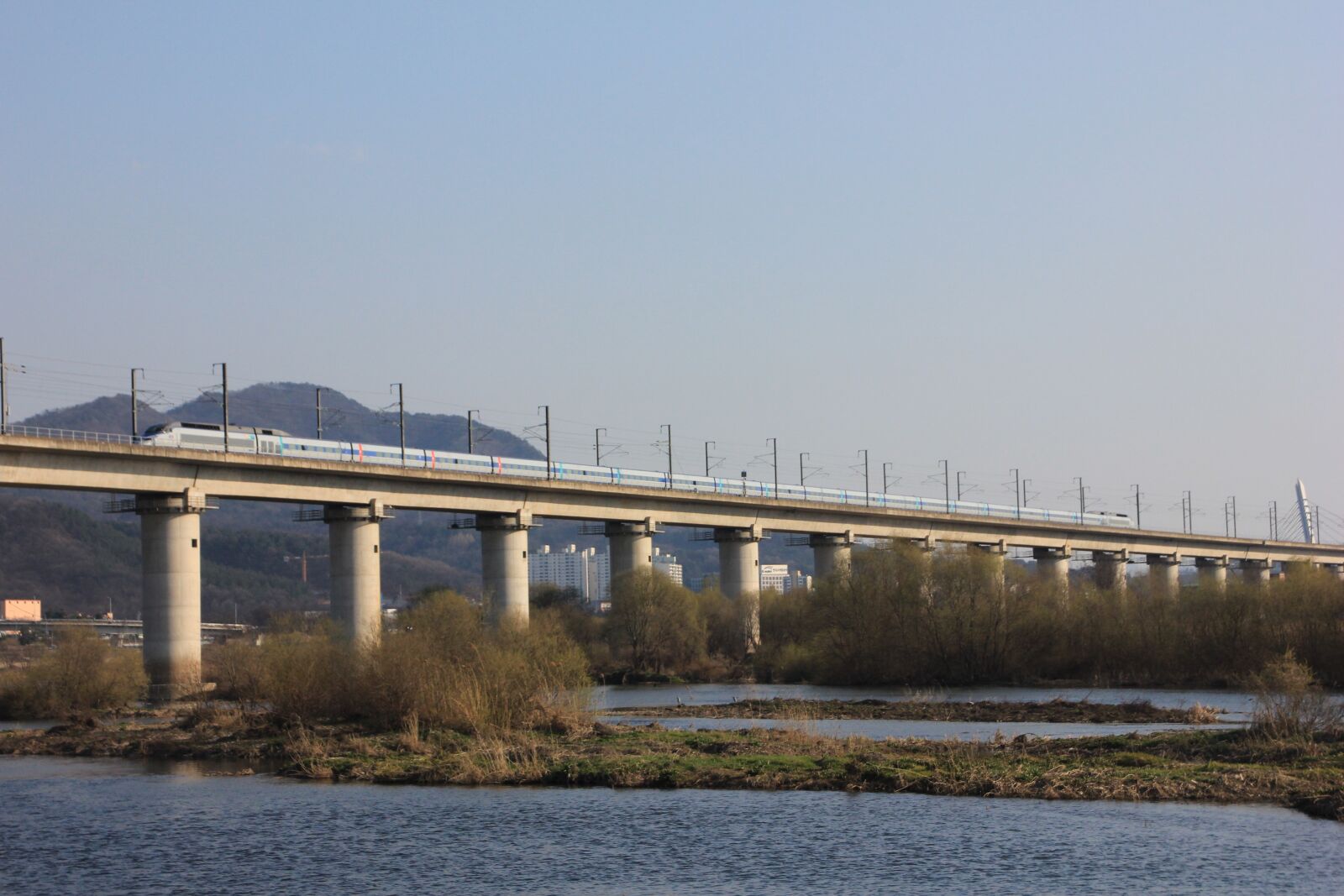 Canon EOS 600D (Rebel EOS T3i / EOS Kiss X5) sample photo. Korea, railway, transportation photography