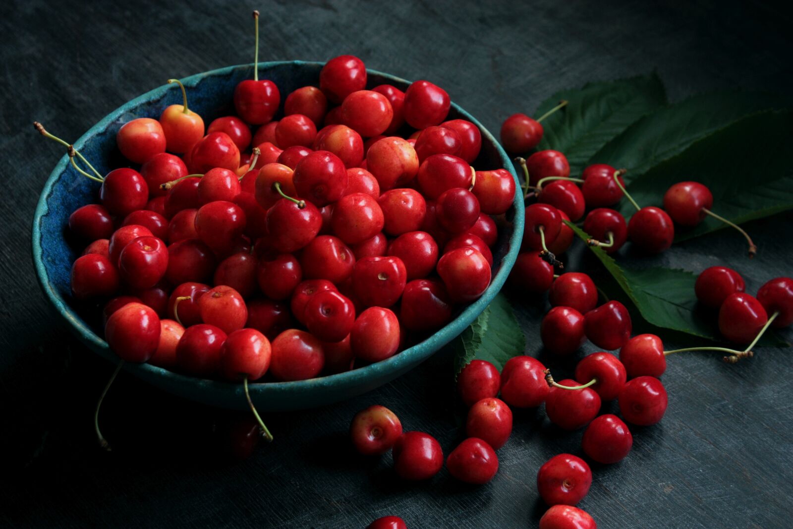 Canon EOS 450D (EOS Rebel XSi / EOS Kiss X2) sample photo. Ceramics, fruit, cherries photography