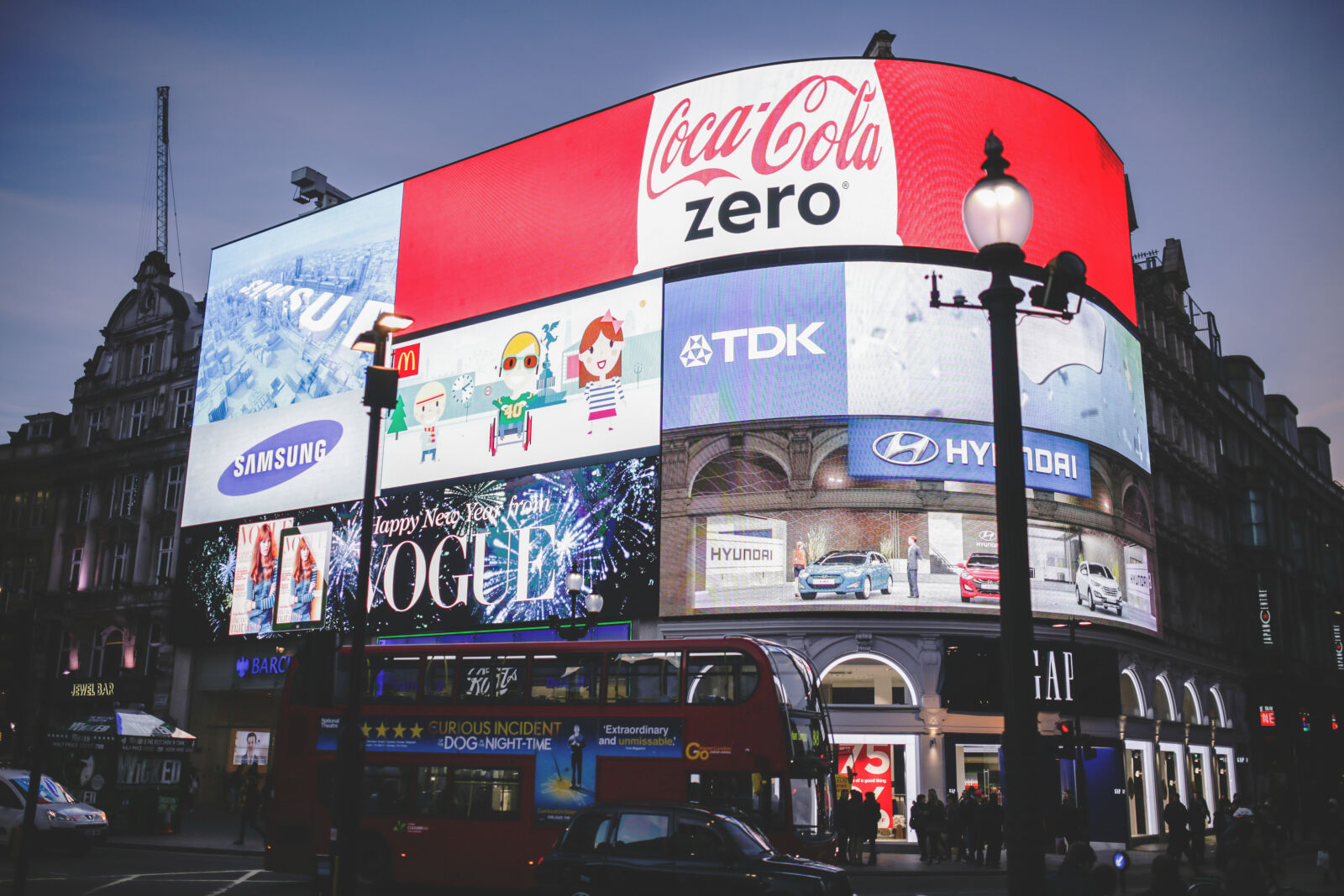 Canon EOS 6D + Sigma 35mm F1.4 DG HSM Art sample photo. Light, london, adverts, piccadilly photography