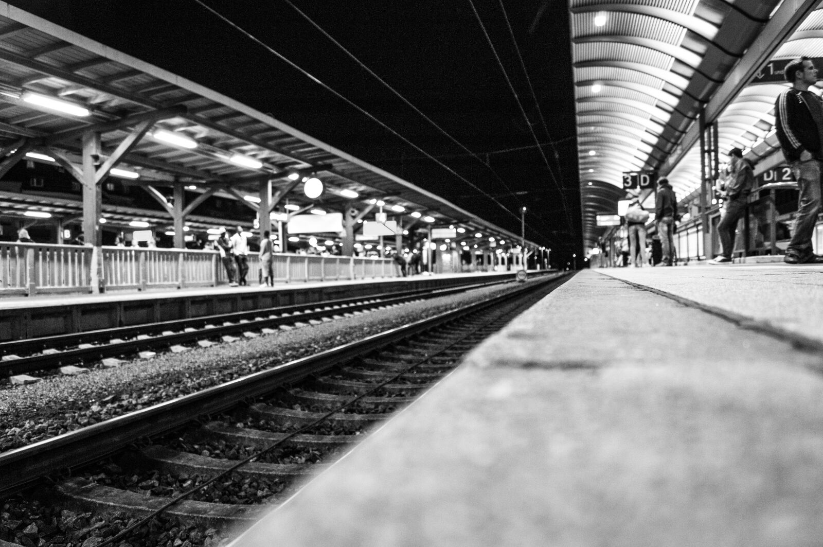 Sony SLT-A57 sample photo. Railroad track, wait, black photography