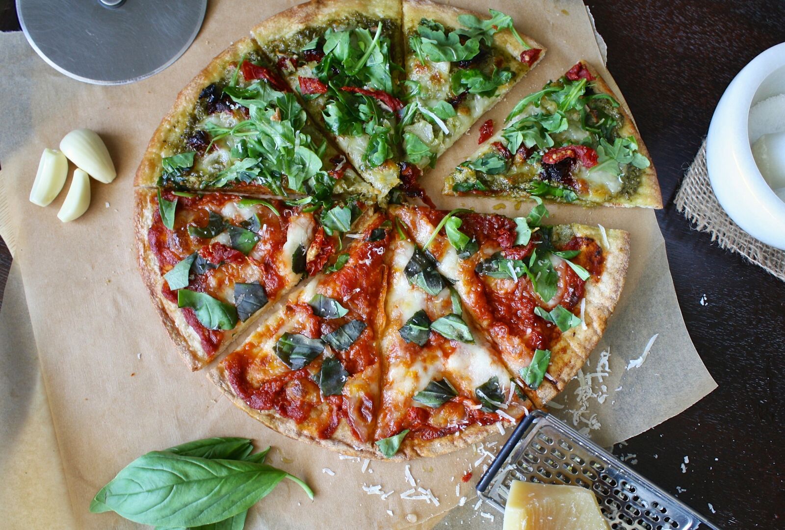 Canon EOS 1000D (EOS Digital Rebel XS / EOS Kiss F) sample photo. Pizza, garlic, cutting board photography