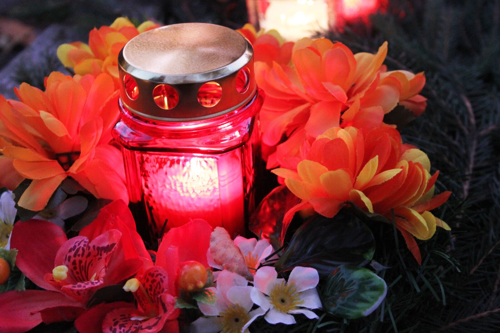 Canon EOS 500D (EOS Rebel T1i / EOS Kiss X3) sample photo. Candle, artificial flowers, the photography
