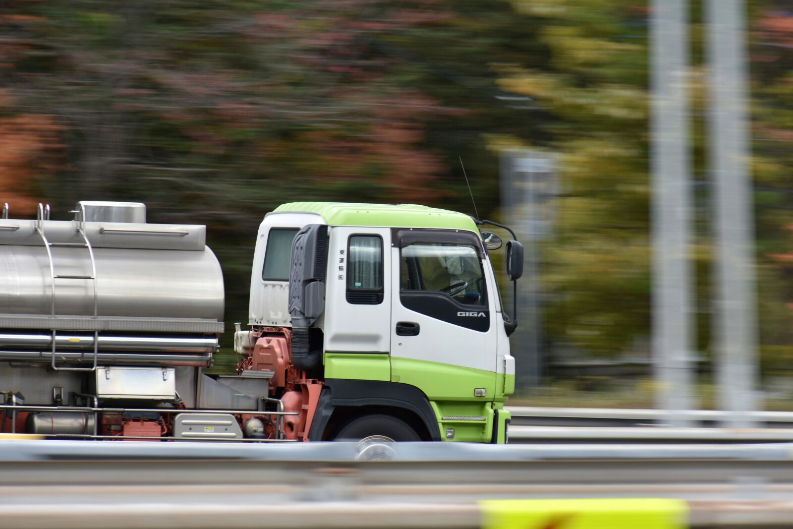 Nikon D7200 sample photo. Traffic, car, tracks photography