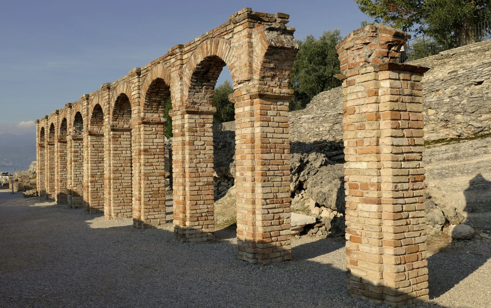 Panasonic Lumix DMC-FZ1000 sample photo. Italy, ruin, building photography