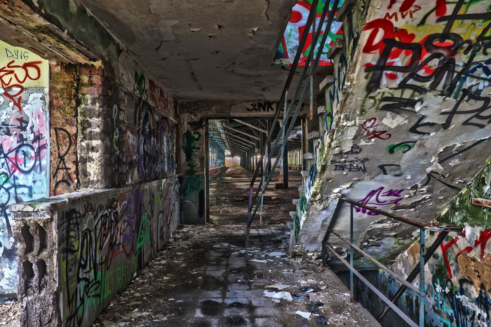 Olympus OM-D E-M10 sample photo. Graffiti, abandoned, architecture photography