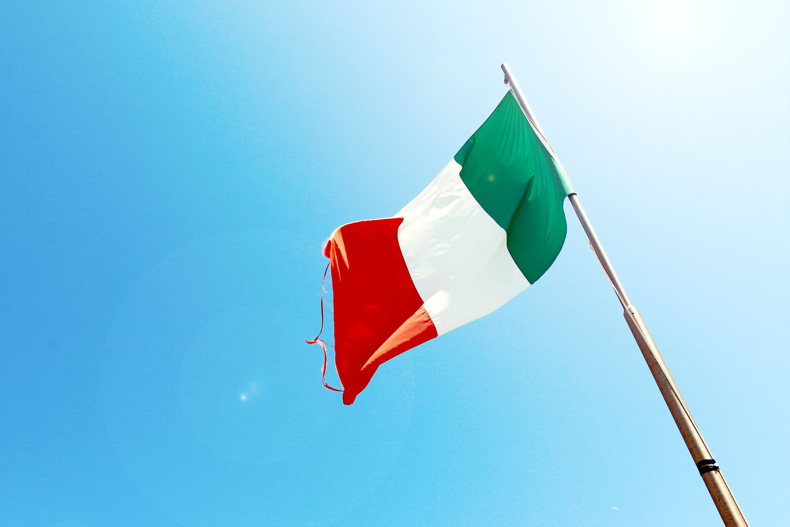 Canon EOS 70D + Canon EF-S 18-55mm F3.5-5.6 IS STM sample photo. Flag, italy photography