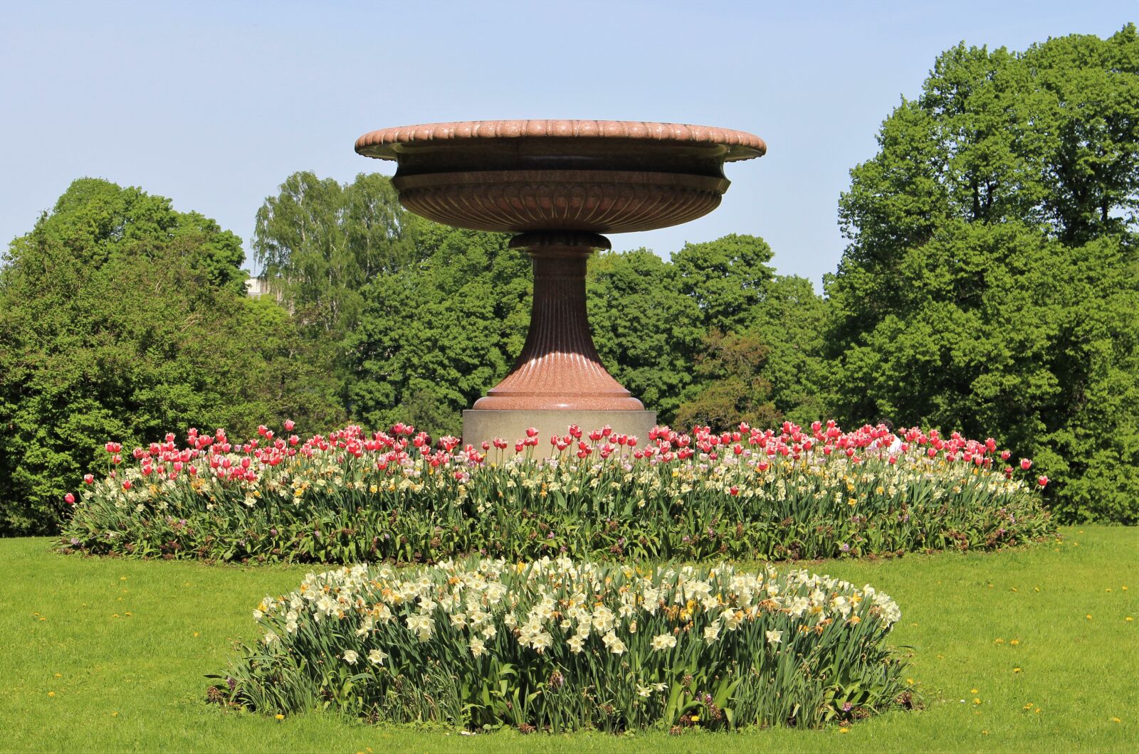 Canon EOS 700D (EOS Rebel T5i / EOS Kiss X7i) sample photo. Park, flowers, garden photography