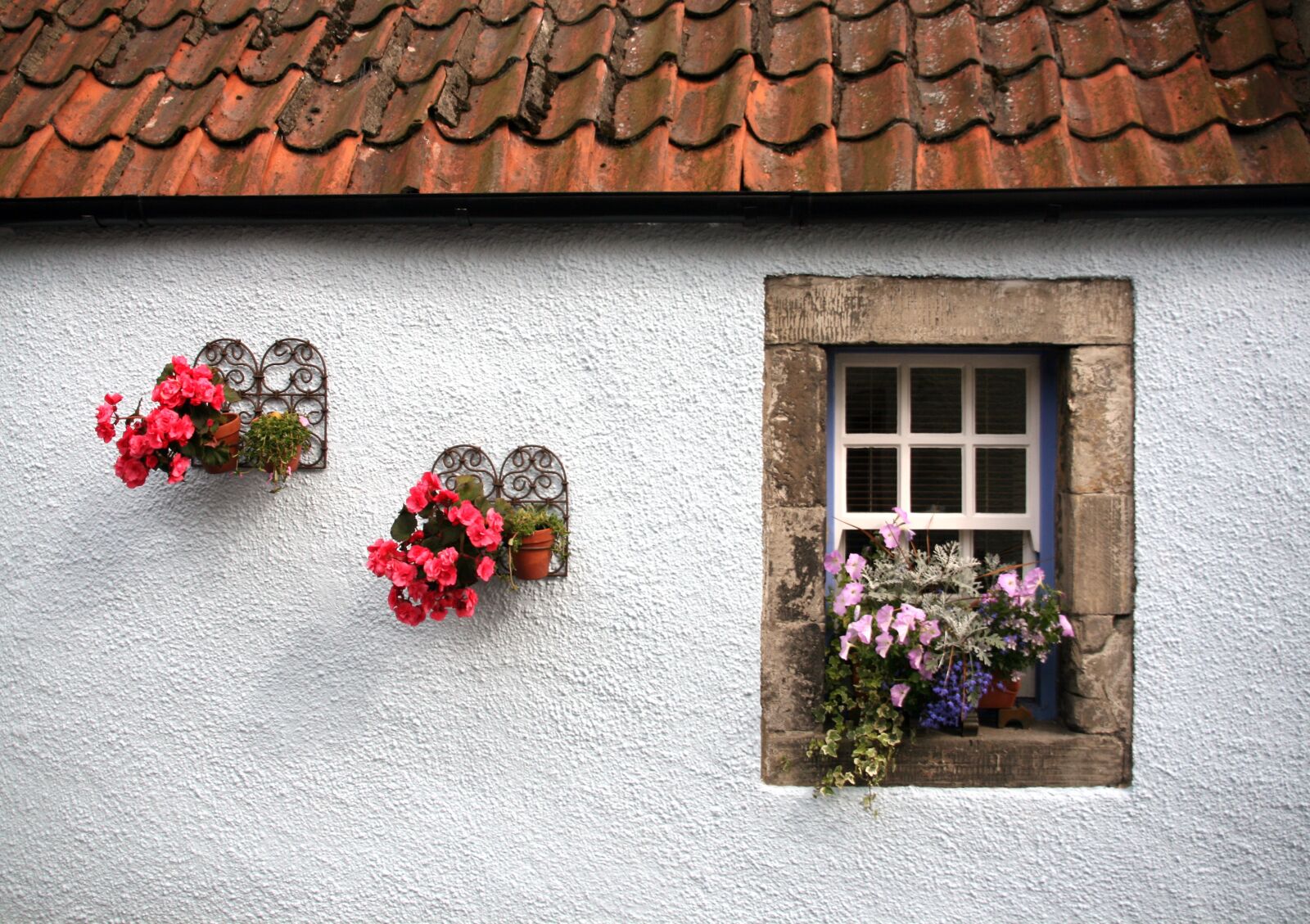 Canon EOS 400D (EOS Digital Rebel XTi / EOS Kiss Digital X) sample photo. Old cottage, window, flowers photography