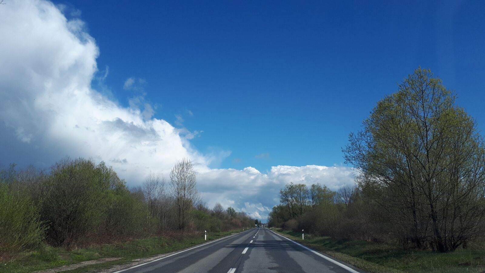 Samsung Galaxy A5(2017) sample photo. Clouds, road, trees photography