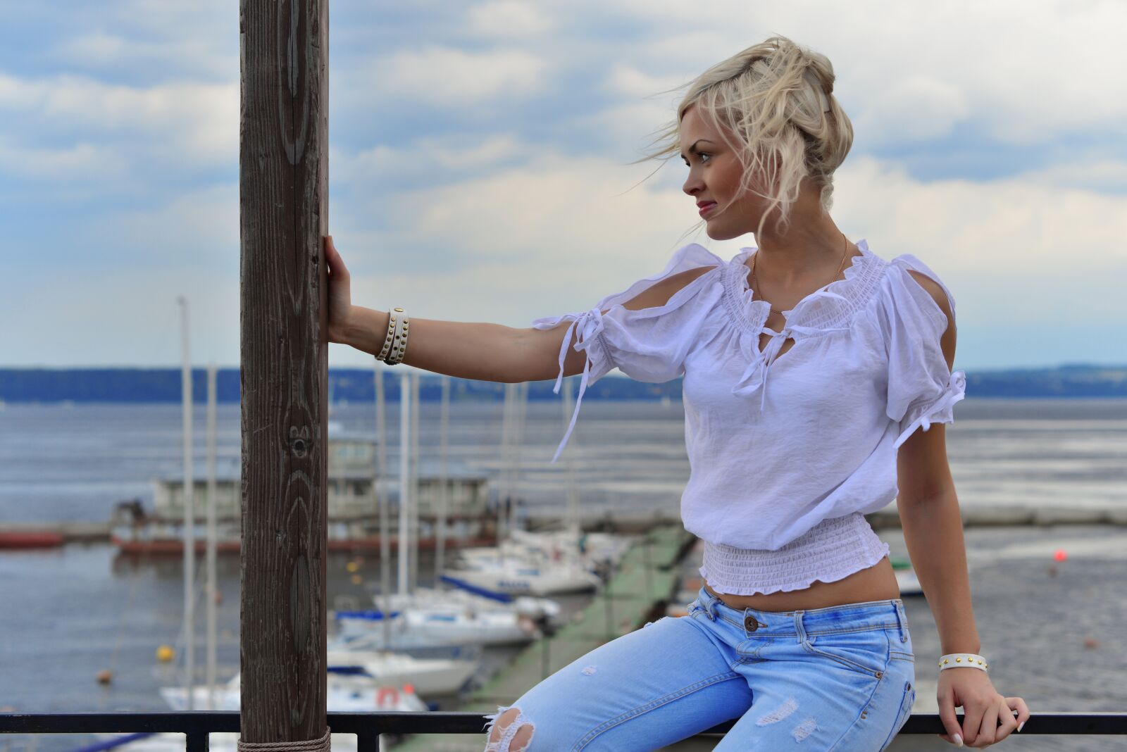 Nikon D800 sample photo. Blonde in profile, sky photography