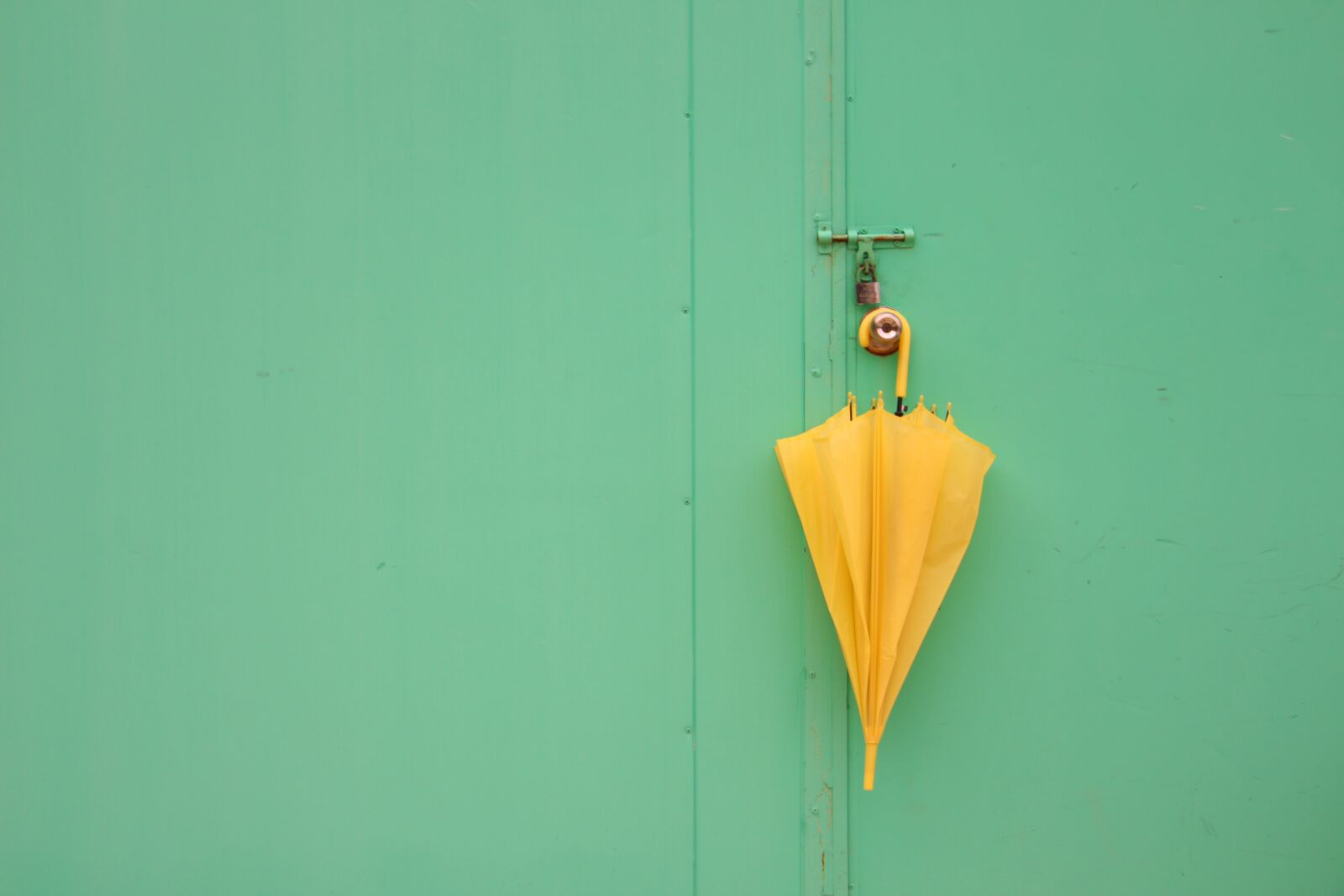 Canon EOS 700D (EOS Rebel T5i / EOS Kiss X7i) sample photo. Still life, umbrella, color photography