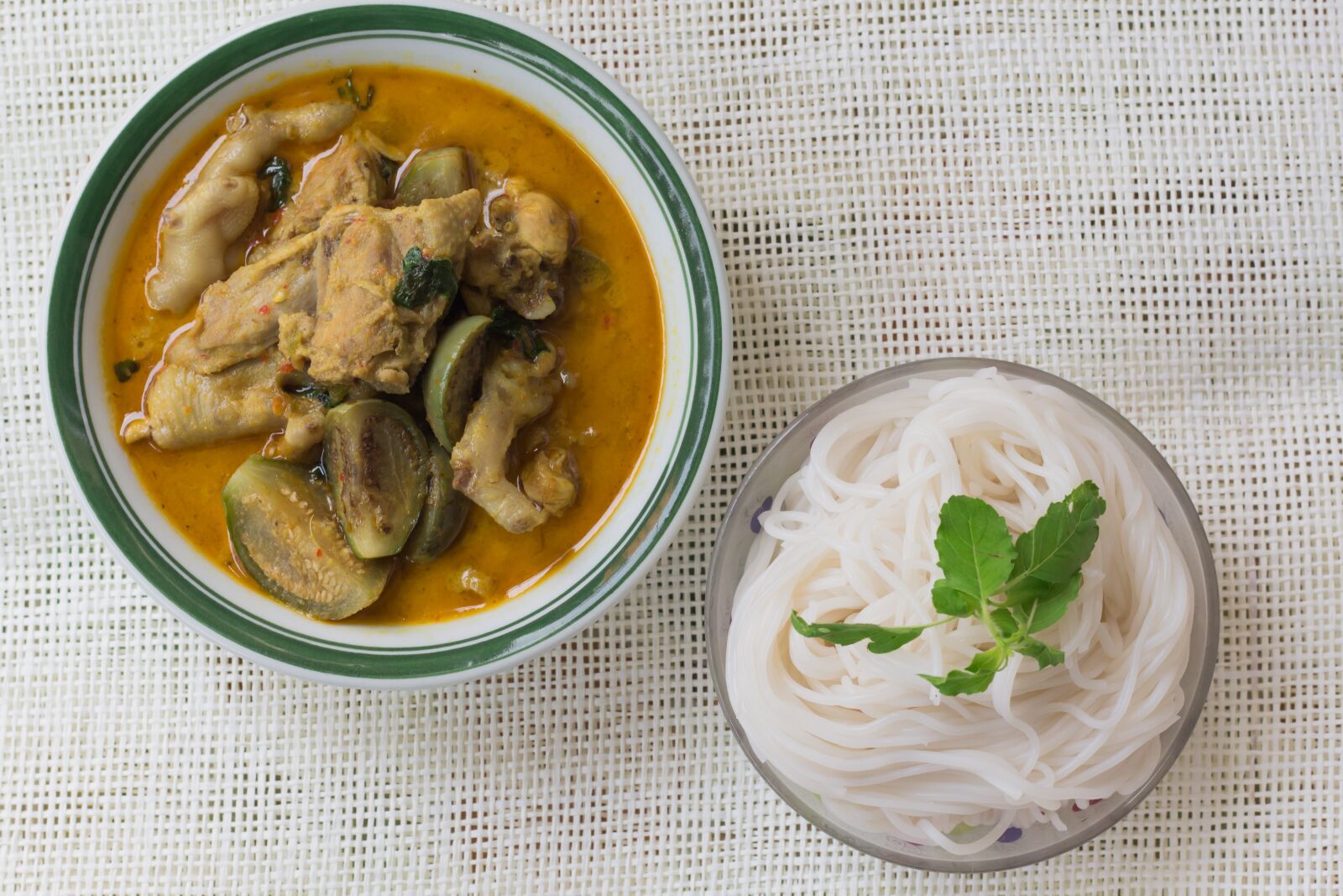 Canon EOS 700D (EOS Rebel T5i / EOS Kiss X7i) + Canon EF 50mm F1.8 STM sample photo. Curry, green curry, chicken photography