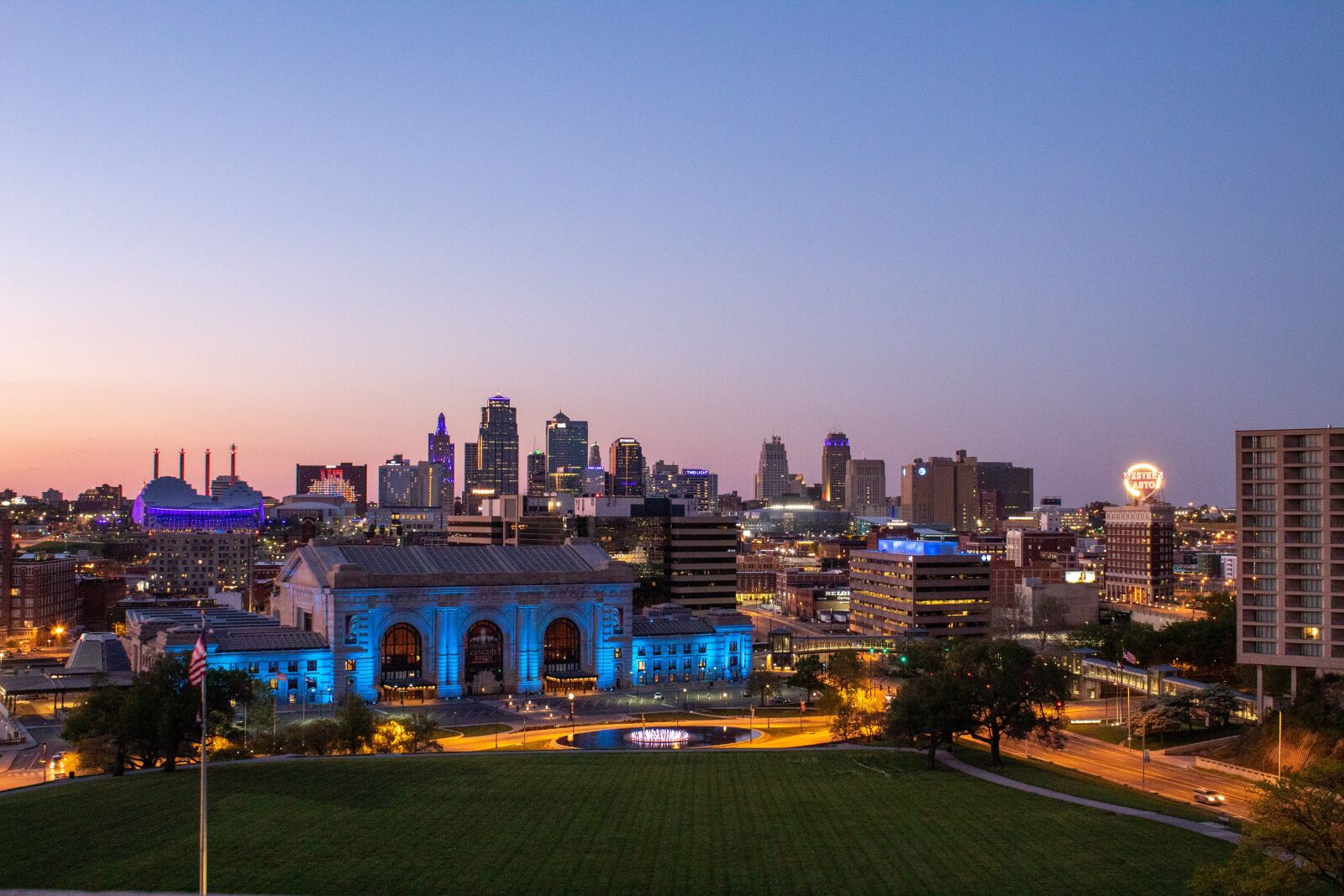 Canon EOS 1300D (EOS Rebel T6 / EOS Kiss X80) sample photo. Kansas city, skyline, dusk photography