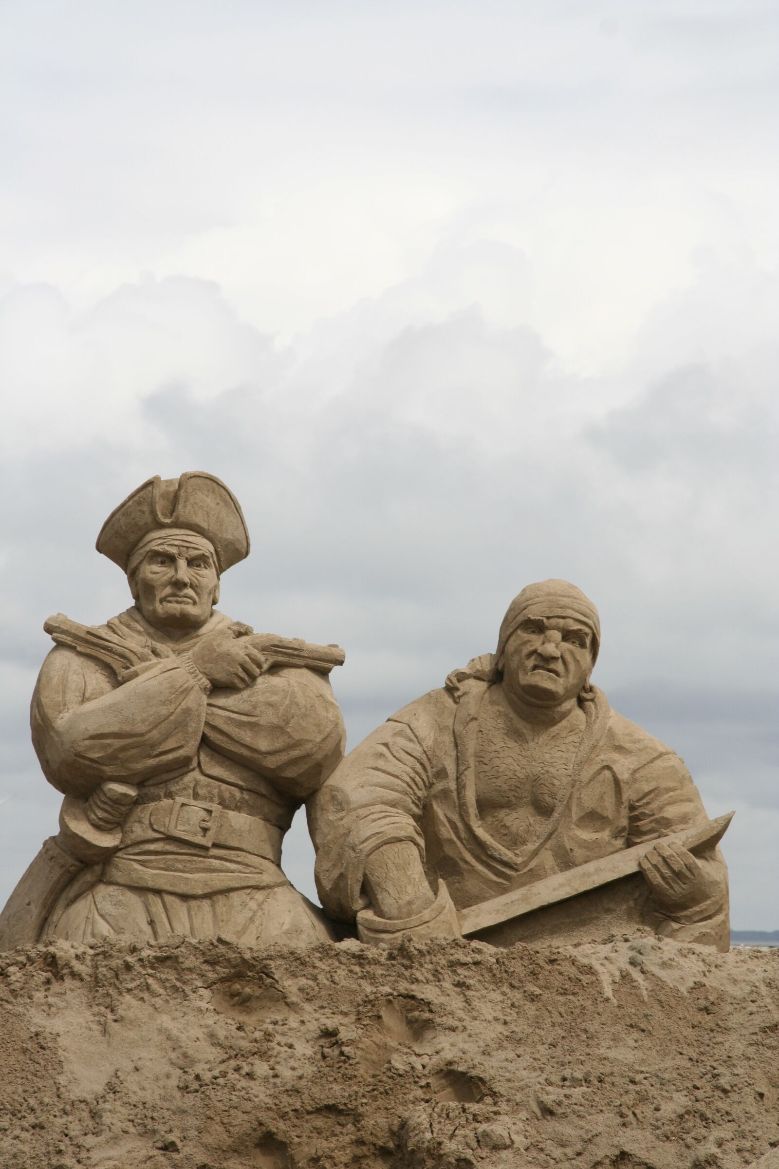 Canon EOS 350D (EOS Digital Rebel XT / EOS Kiss Digital N) sample photo. Sand sculpture, pirates, sand photography
