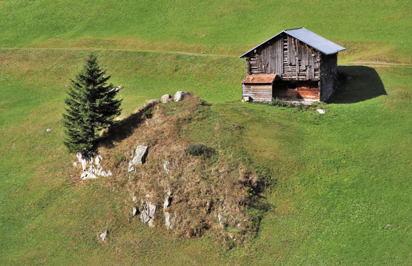 Canon EOS 80D sample photo. Wooden house, mountains, meadow photography