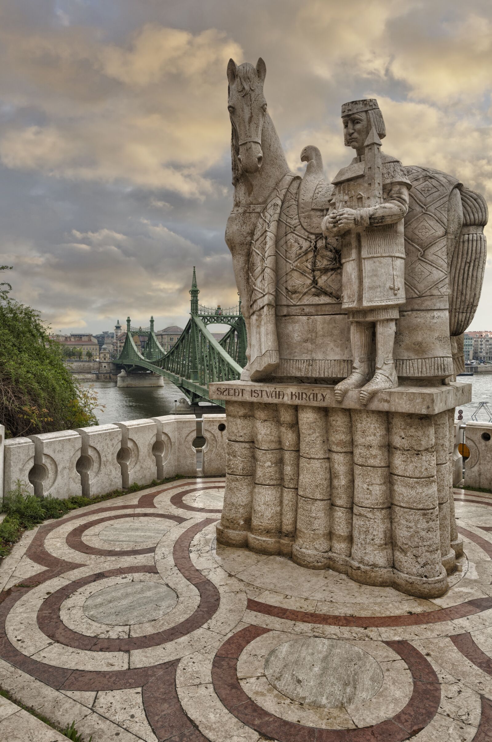 Canon EF 17-40mm F4L USM sample photo. Budapest, statue, monument photography