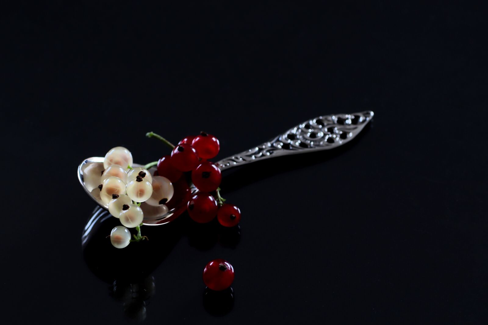 Tamron SP 90mm F2.8 Di VC USD 1:1 Macro sample photo. Currants, red, berries photography