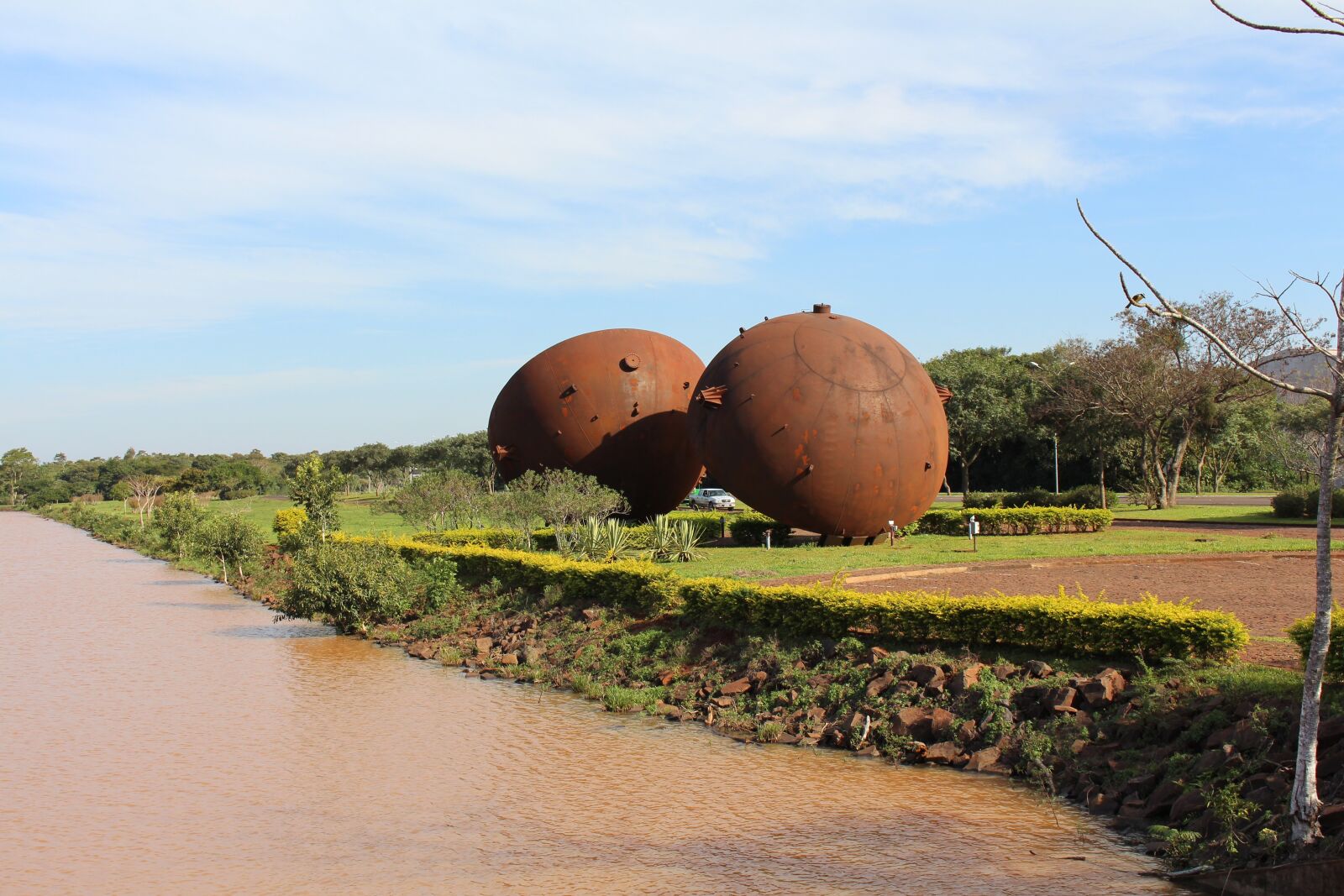 Canon EOS 700D (EOS Rebel T5i / EOS Kiss X7i) sample photo. Itaipu, binational, balls photography