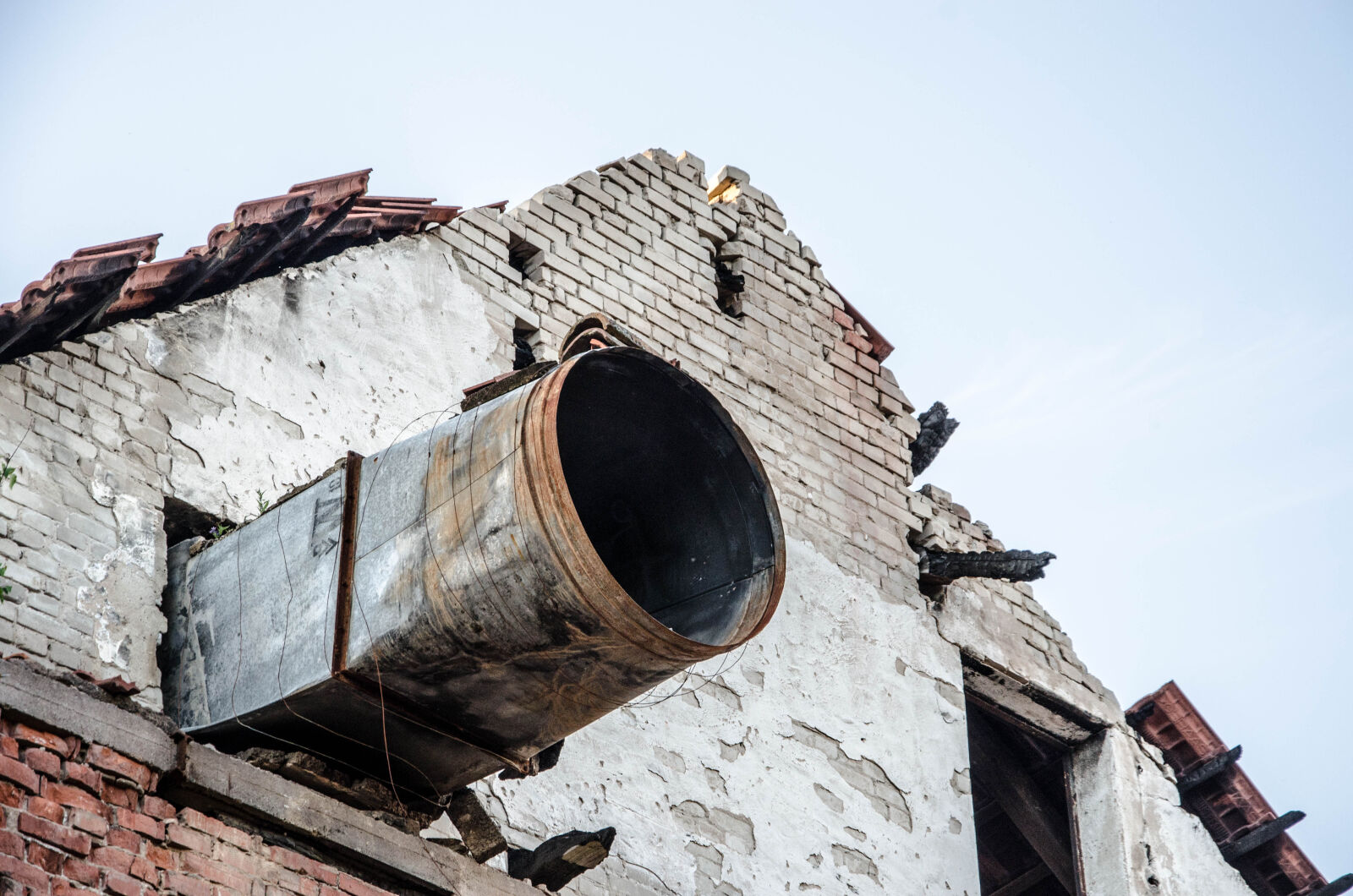 Nikon D5100 sample photo. Brick, building, metal, old photography