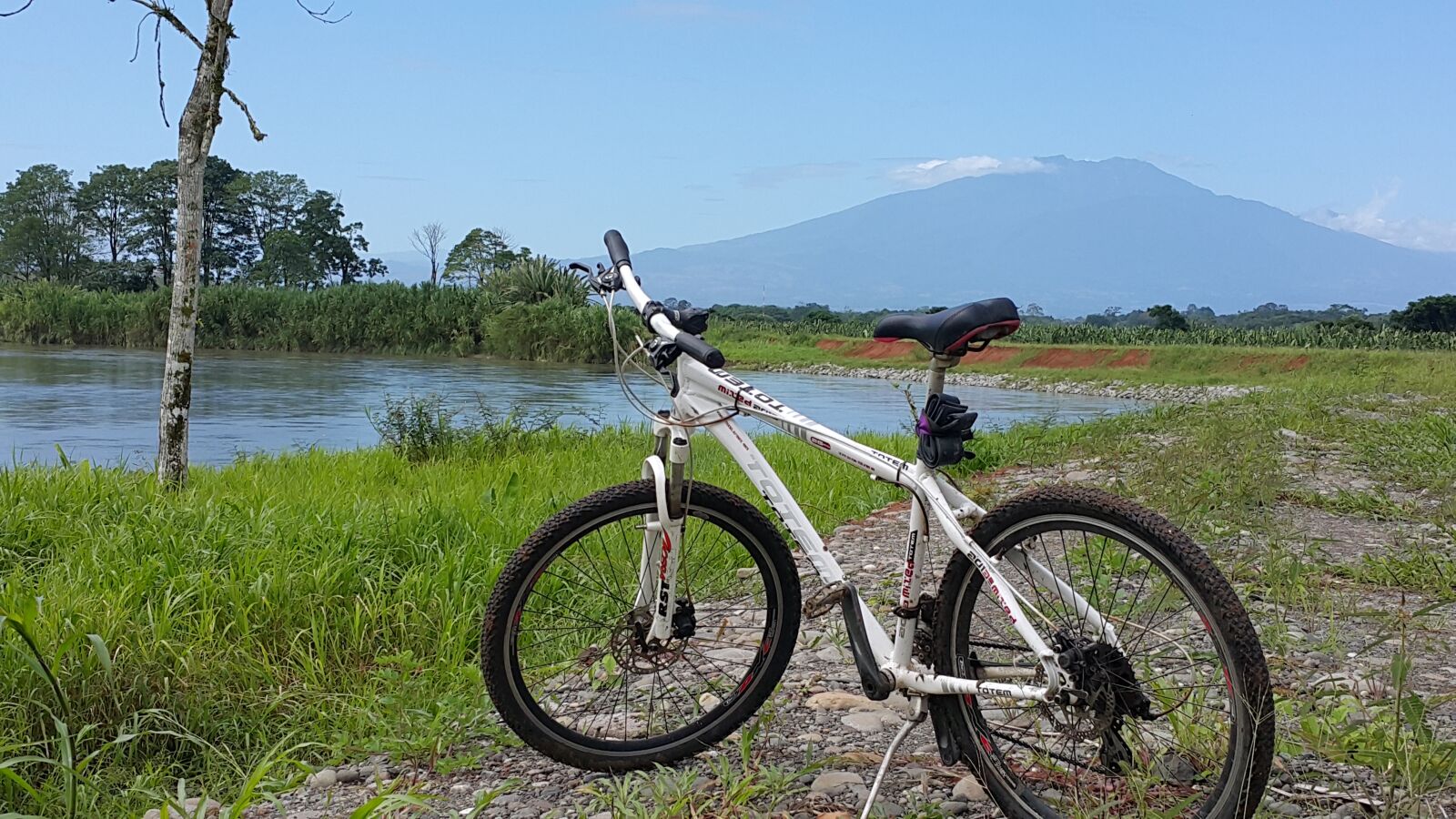 Samsung Galaxy Note4 sample photo. Bicycle, river, mountain photography