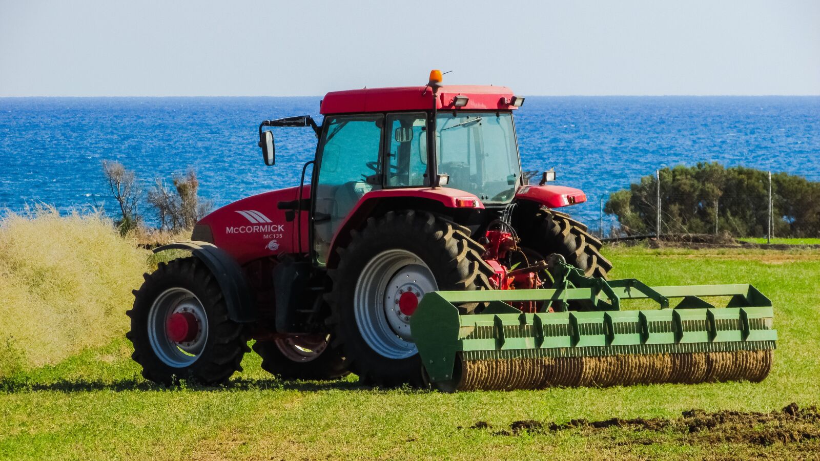 Canon PowerShot SX400 IS sample photo. Tractor, field, rural photography