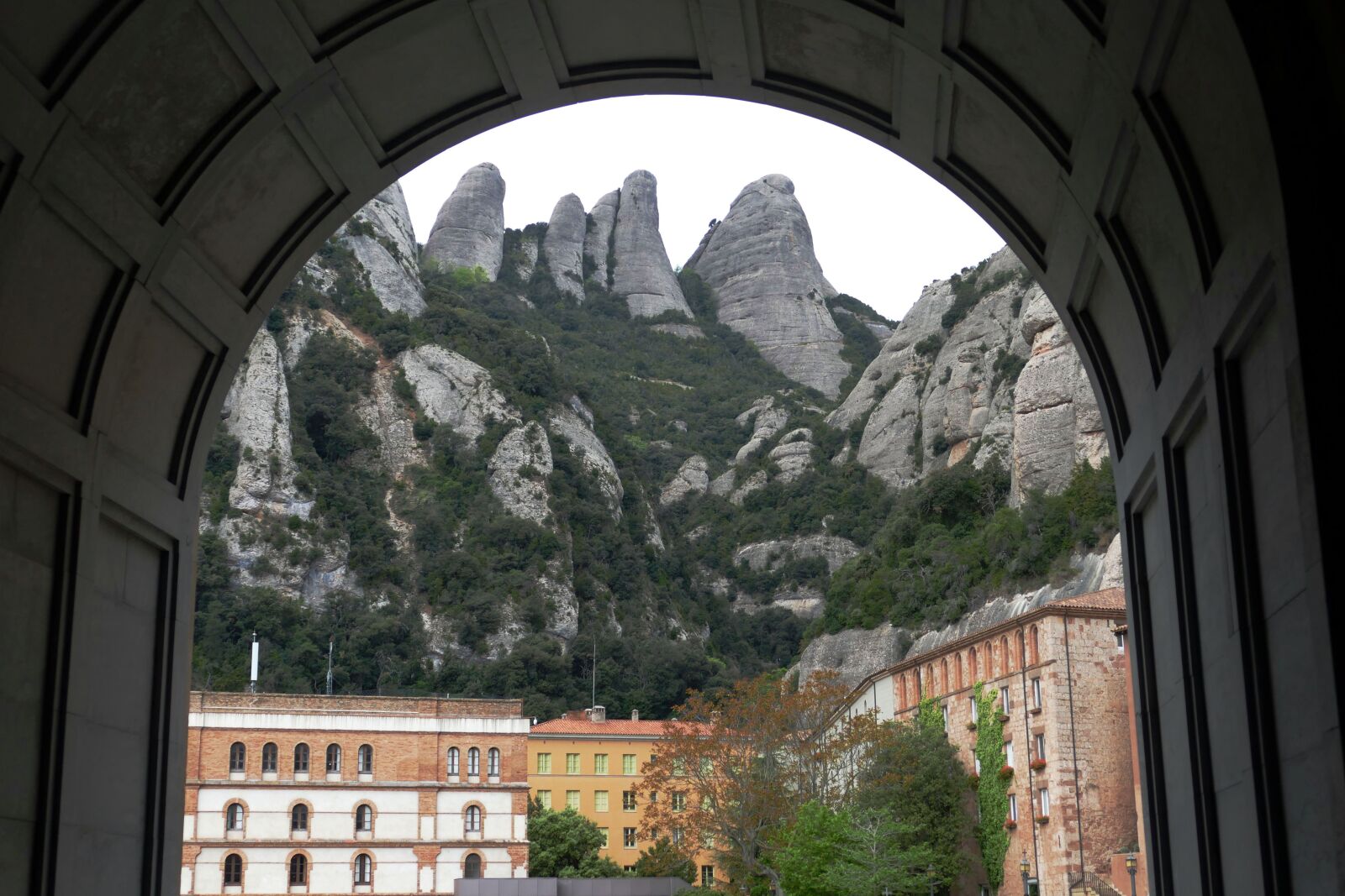 Panasonic Lumix DMC-FZ1000 sample photo. Spain, montserrat, church photography