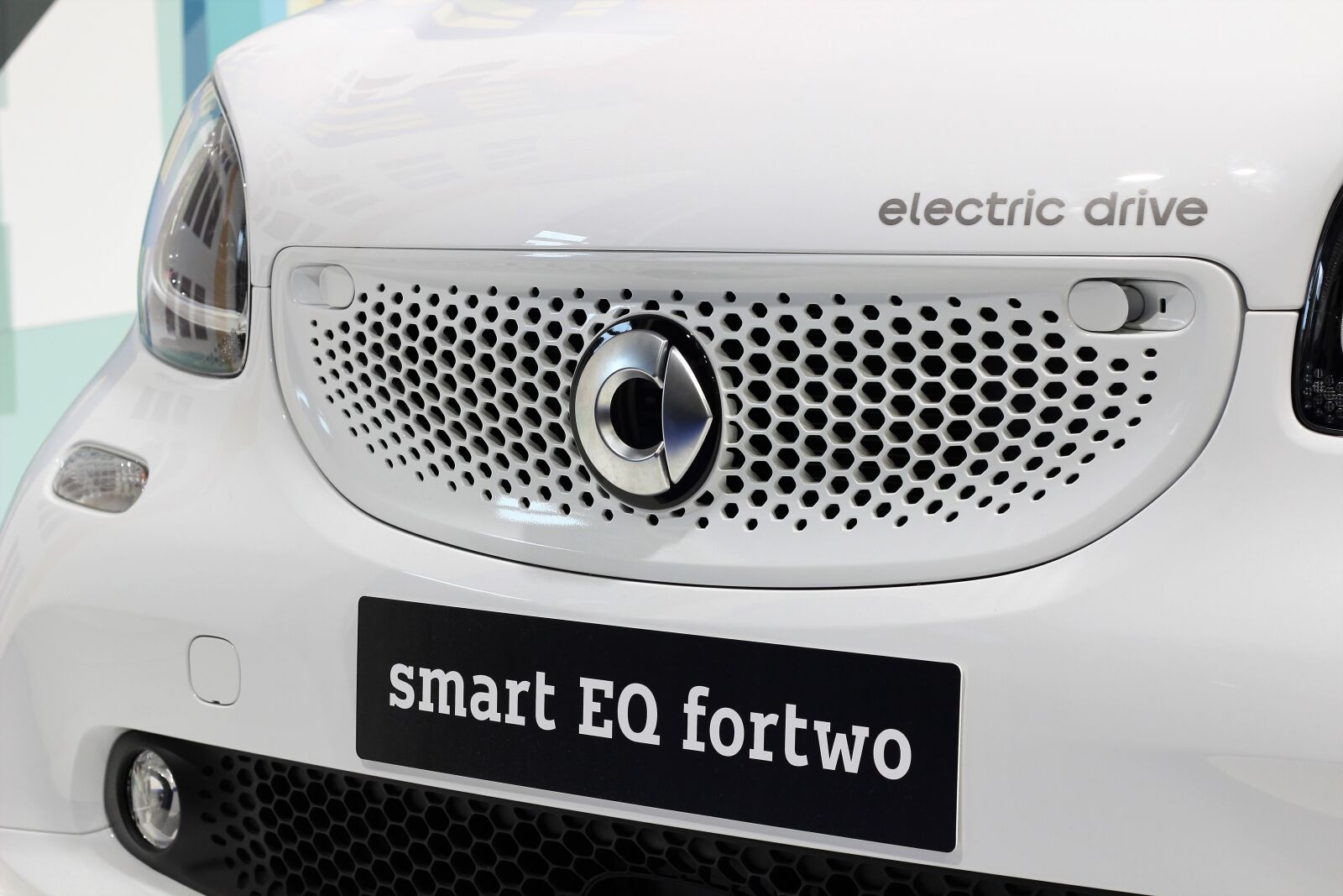 Canon EOS 600D (Rebel EOS T3i / EOS Kiss X5) + Canon EF 50mm F1.8 II sample photo. Car smart eq fortwo photography