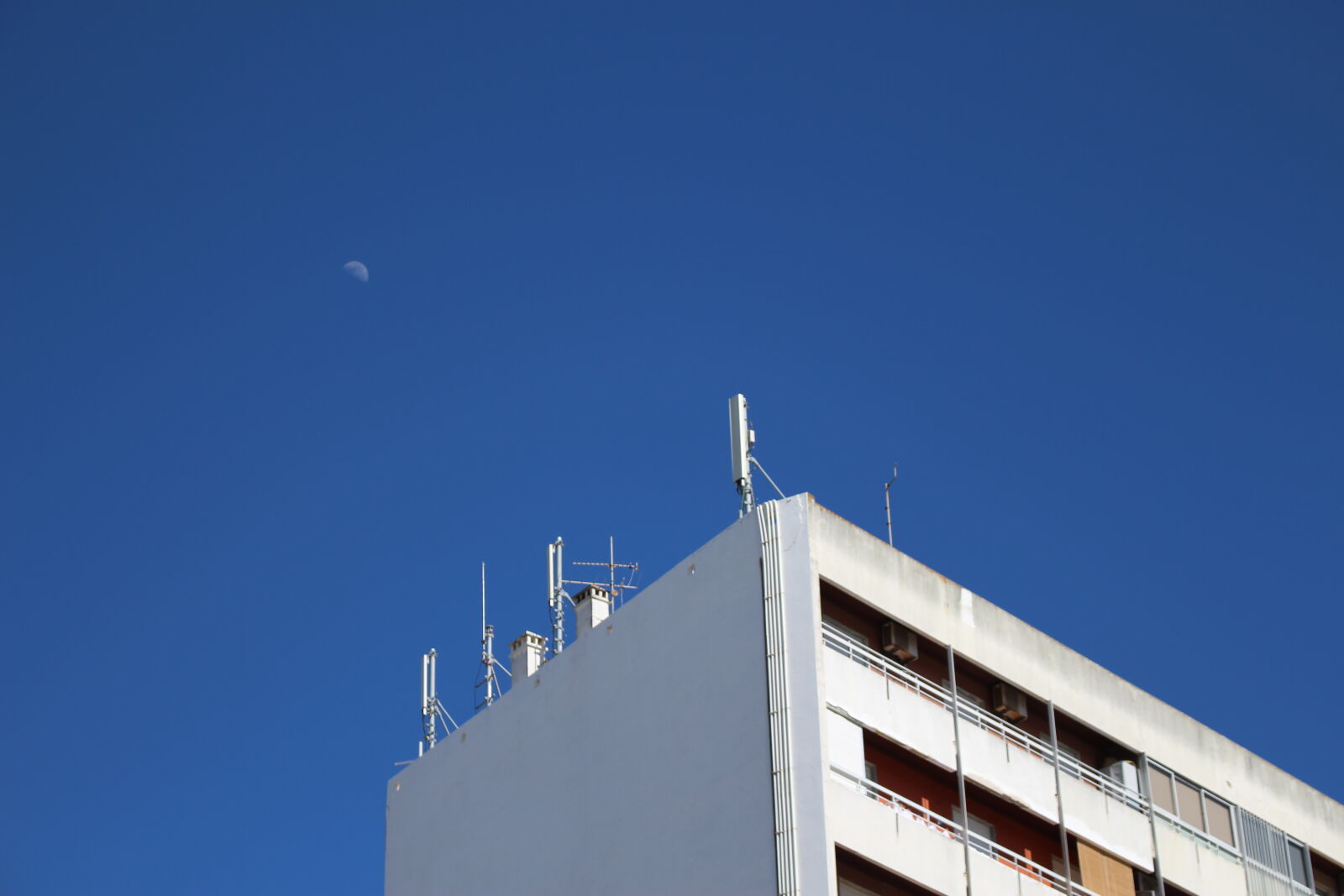 Canon EOS 700D (EOS Rebel T5i / EOS Kiss X7i) sample photo. Antenna, blue, blue, sky photography