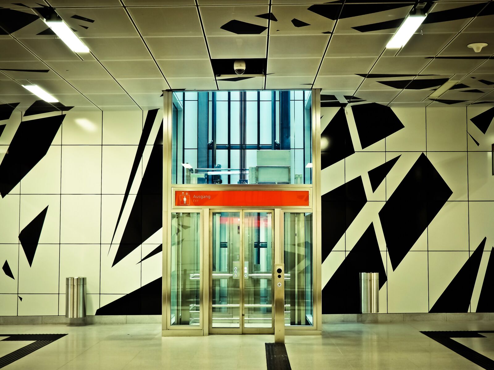 Olympus OM-D E-M10 sample photo. Metro, stop, platform photography
