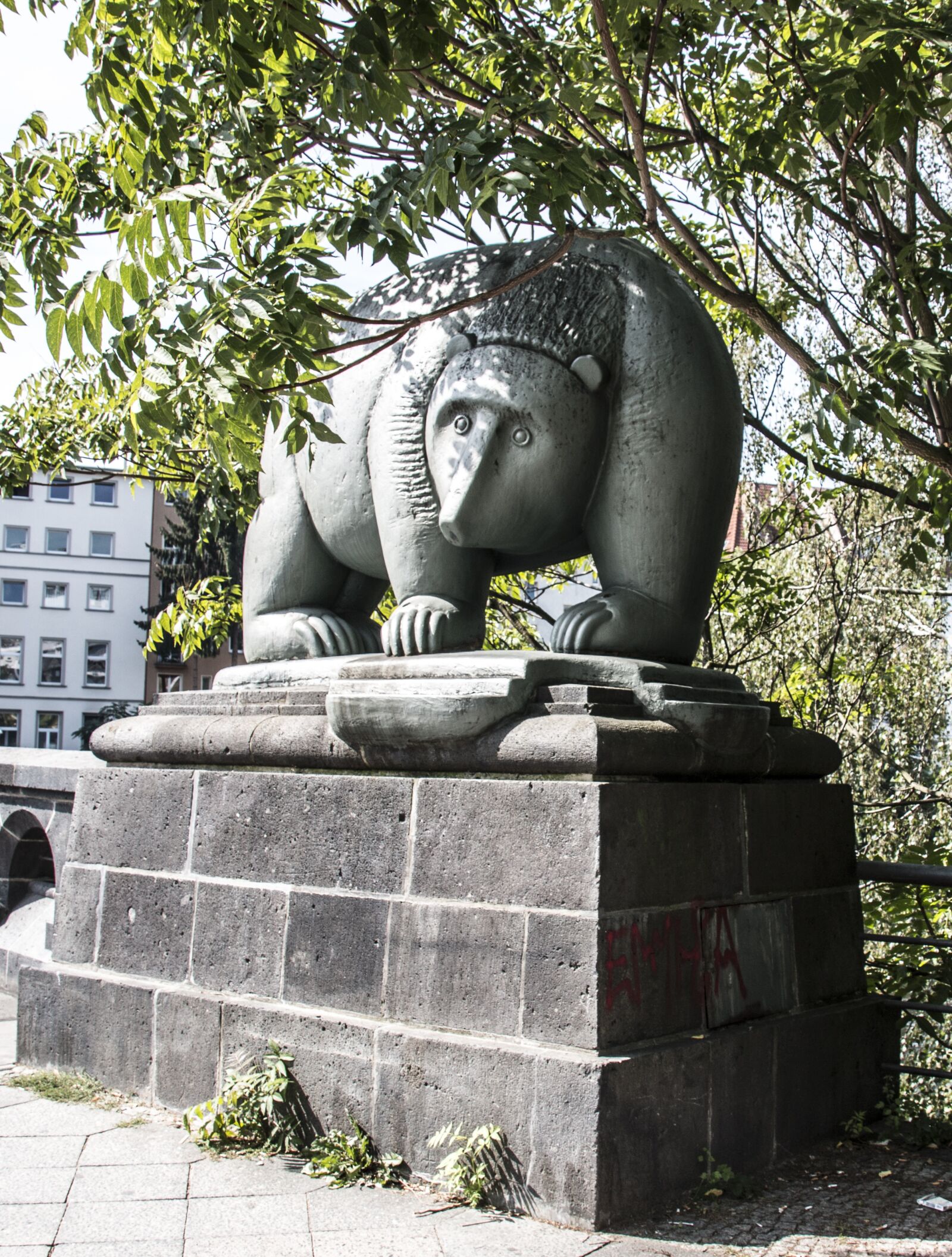 Canon EOS 70D sample photo. Berlin, bear, statue photography