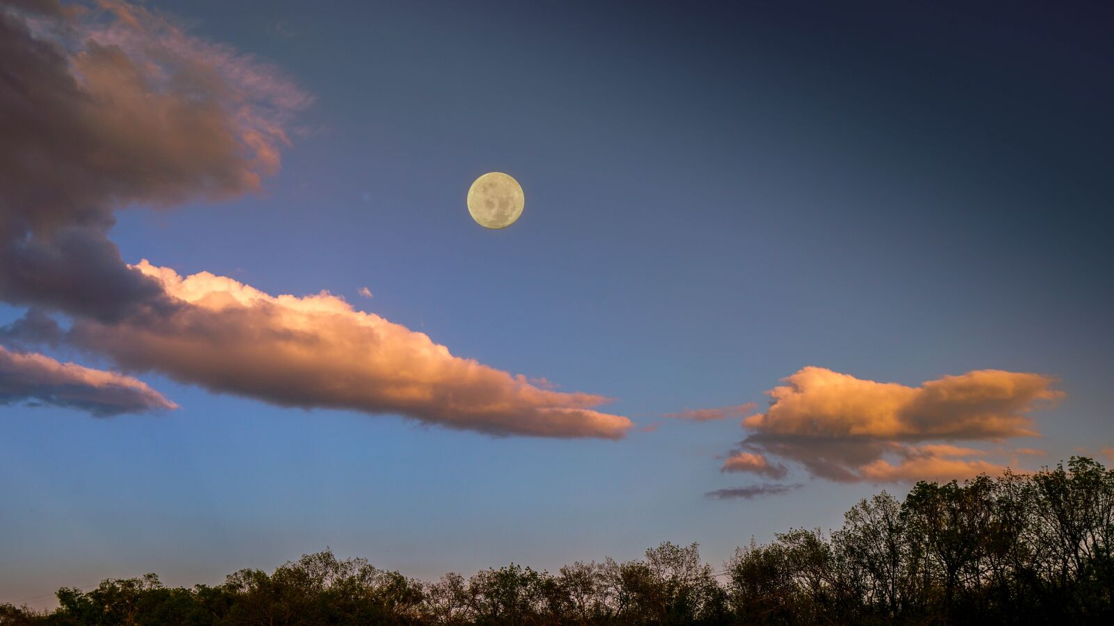 Sony a6500 + Sony Vario-Tessar T* E 16-70mm F4 ZA OSS sample photo. Dusk, moon, clouds photography