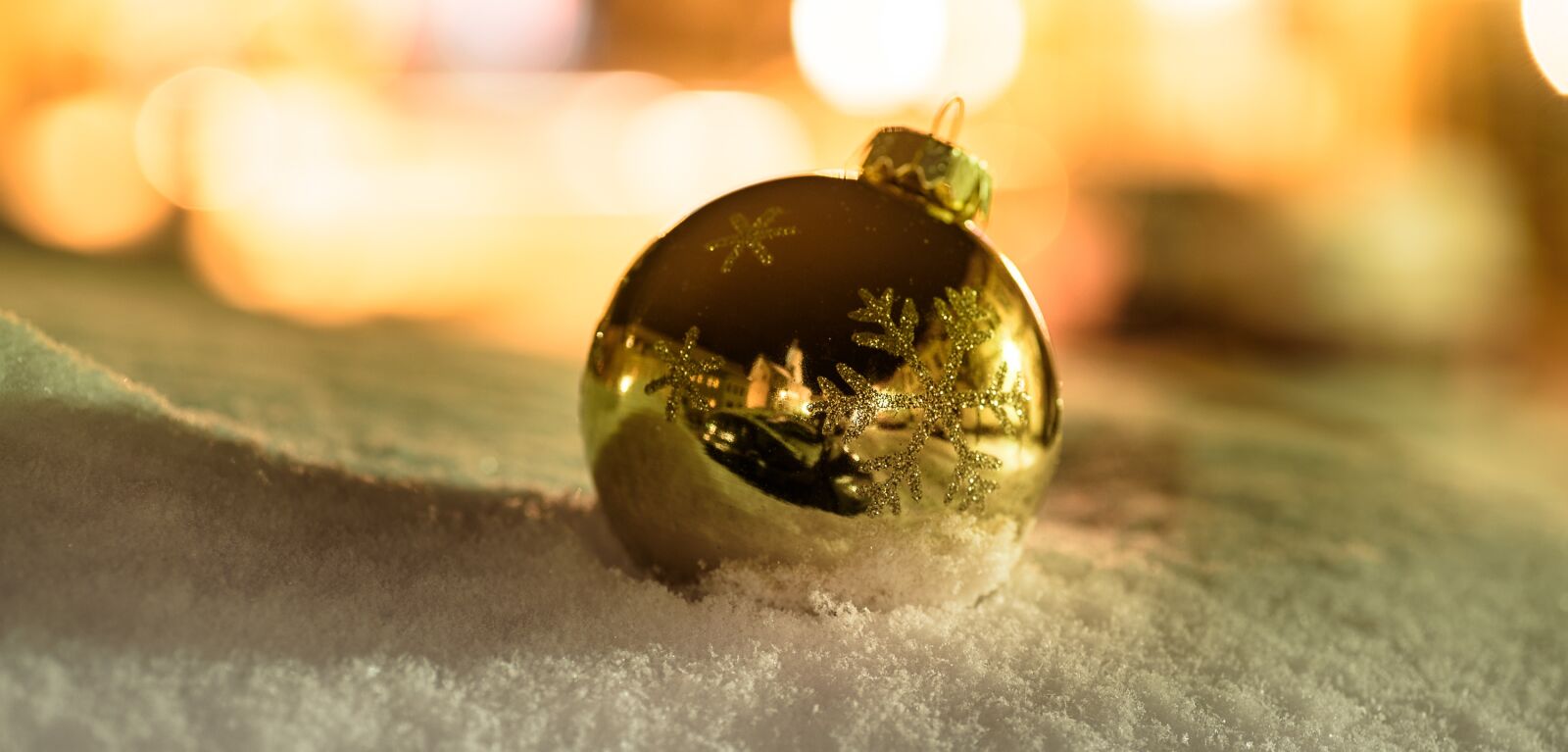 Tamron SP 90mm F2.8 Di VC USD 1:1 Macro sample photo. Christmas, winter, shiny photography