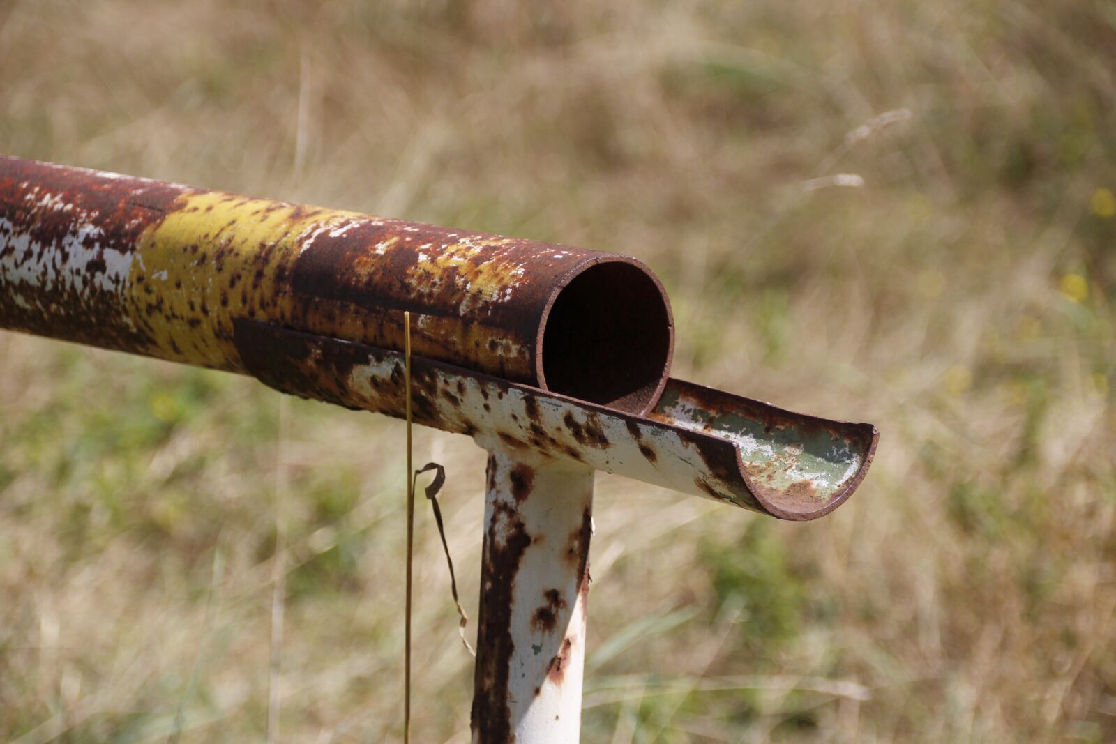 Труба 112. Металлическая ржавая труба. Rust металлическая труба. Труба на траве. Старые ржавшие железные трубы.