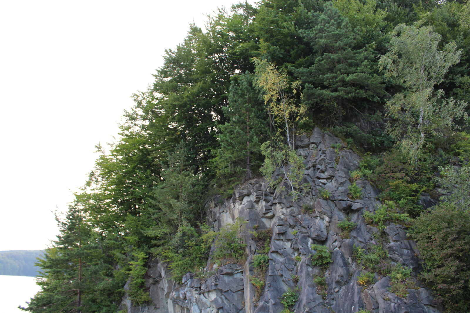 Canon EOS 1200D (EOS Rebel T5 / EOS Kiss X70 / EOS Hi) sample photo. Lake, rock photography