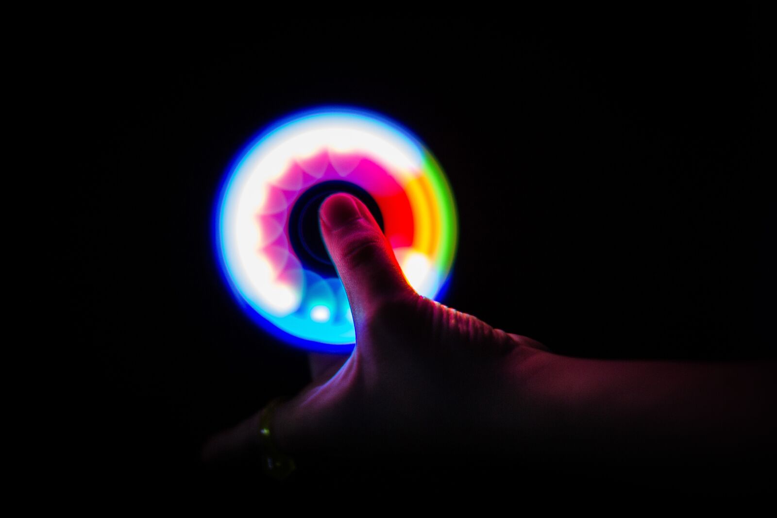 Canon EOS 600D (Rebel EOS T3i / EOS Kiss X5) + Canon EF 50mm F1.4 USM sample photo. Hand spinner, lights, light photography