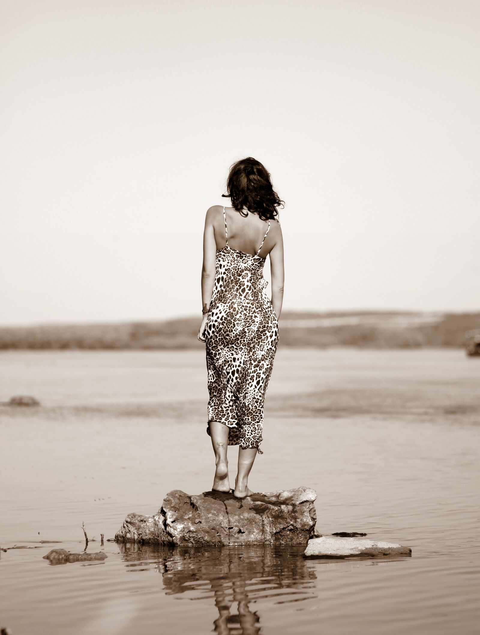 Canon EOS 700D (EOS Rebel T5i / EOS Kiss X7i) + Canon EF 85mm F1.8 USM sample photo. Girl, back, water photography