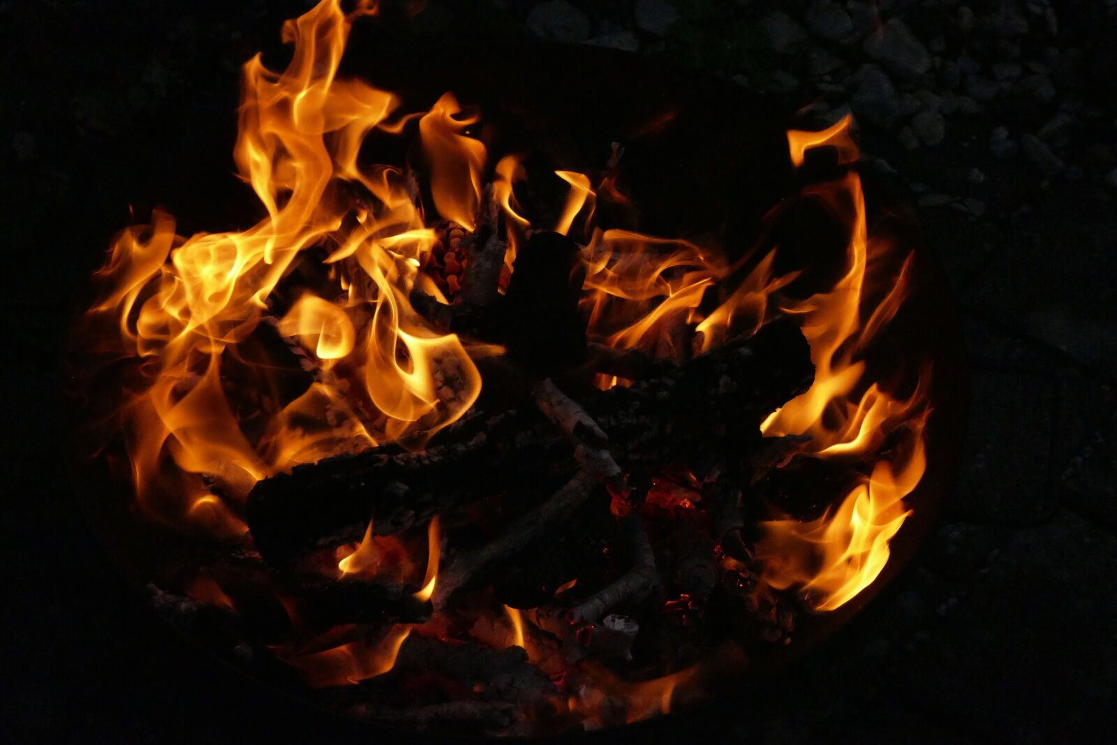 Panasonic Lumix DMC-FZ1000 sample photo. Fire, flame, fire bowl photography
