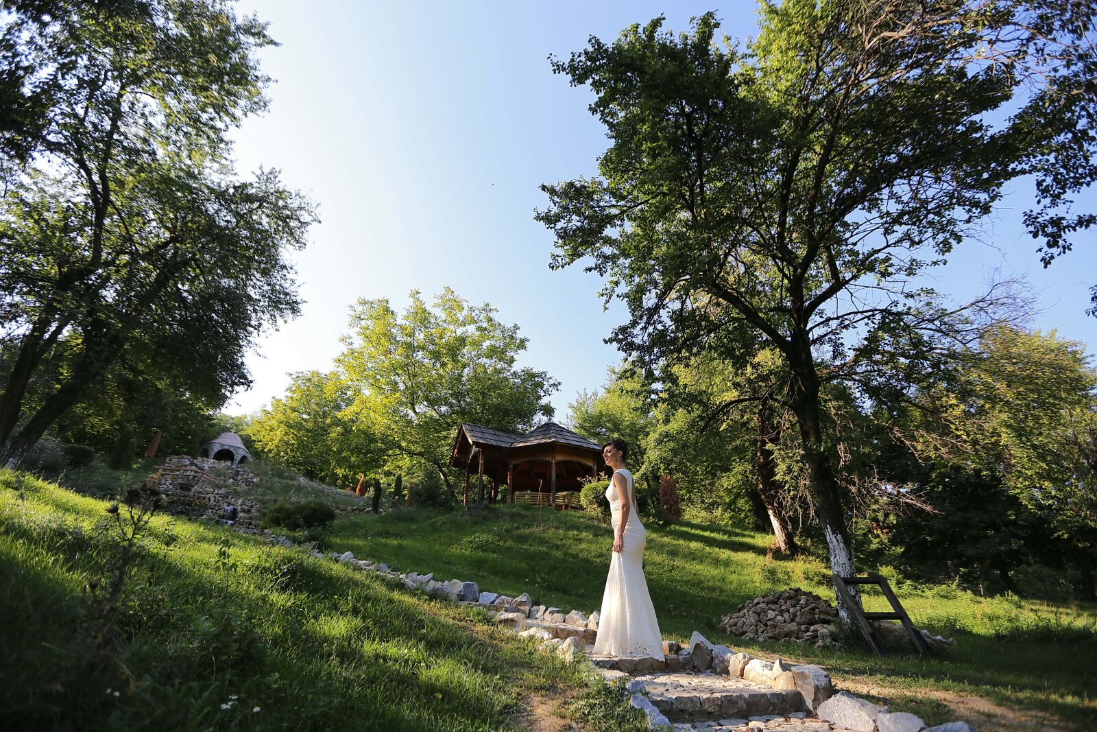 Canon EF 16-35mm F2.8L II USM sample photo. Bride, pretty girl, cottage photography