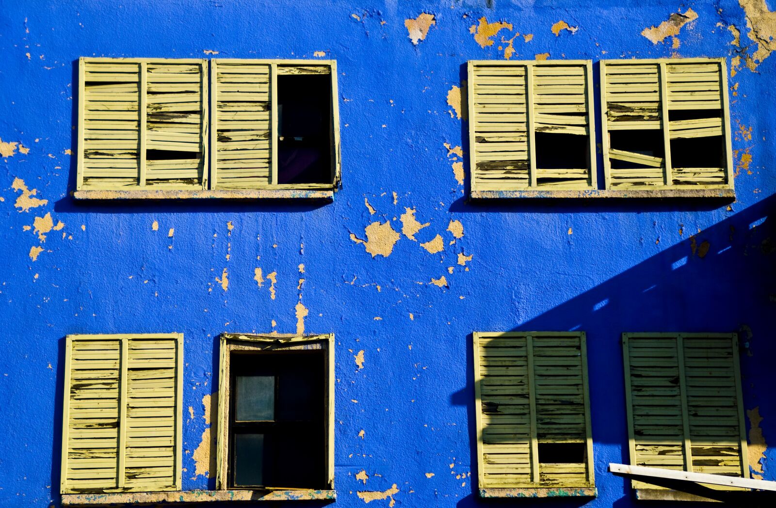 Nikon D60 sample photo. Window, dark blue, yellow photography