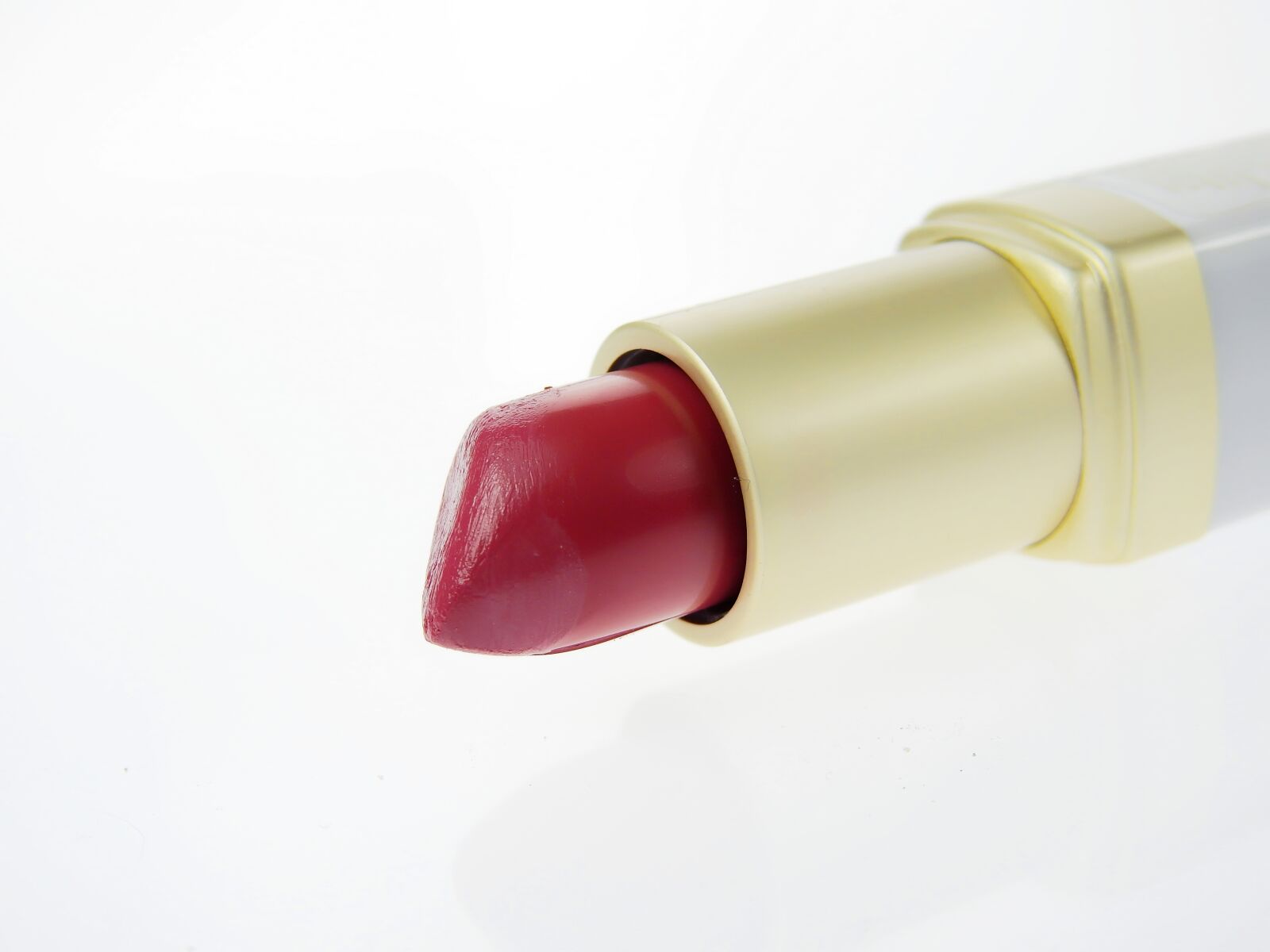 Nikon Coolpix P900 sample photo. Lipstick, cosmetics, makeup photography
