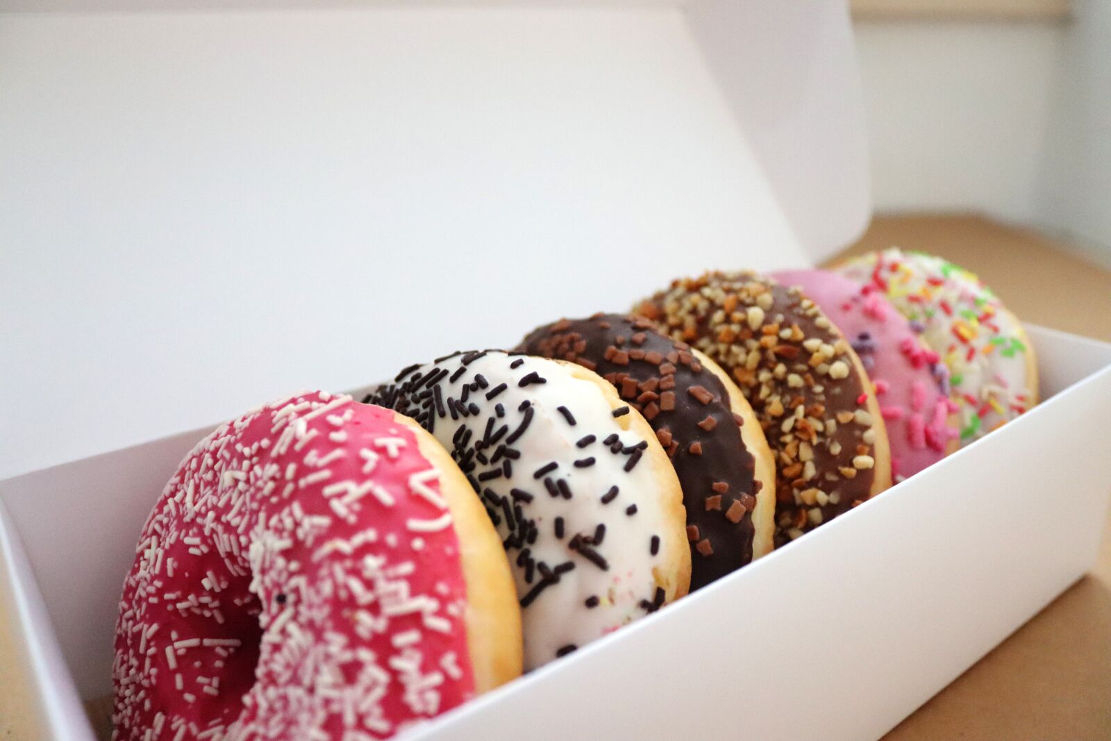 Canon EOS 250D (EOS Rebel SL3 / EOS Kiss X10 / EOS 200D II) sample photo. Donut, pastry, sweet photography